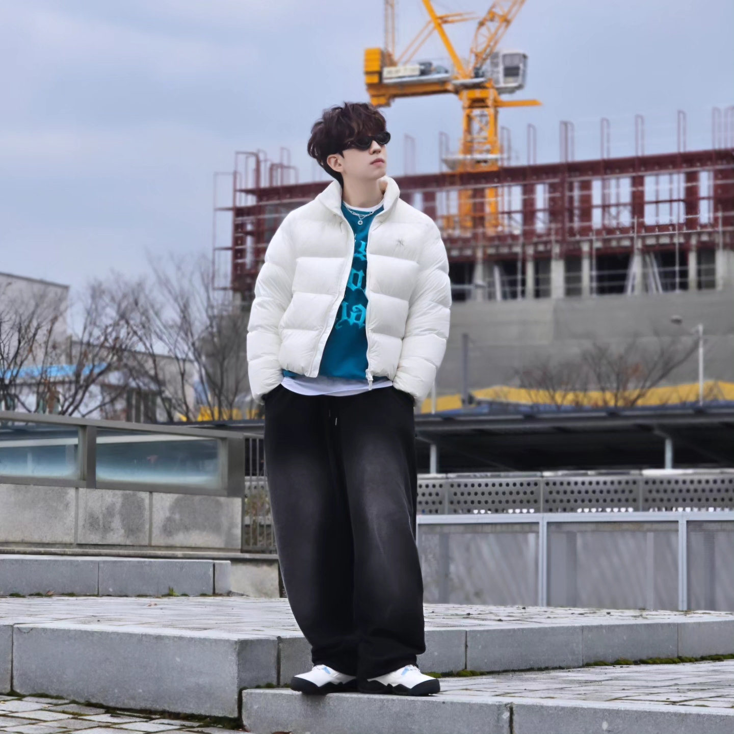 Nike x Supreme SB Darwin Low White 착용 스타일 - 4