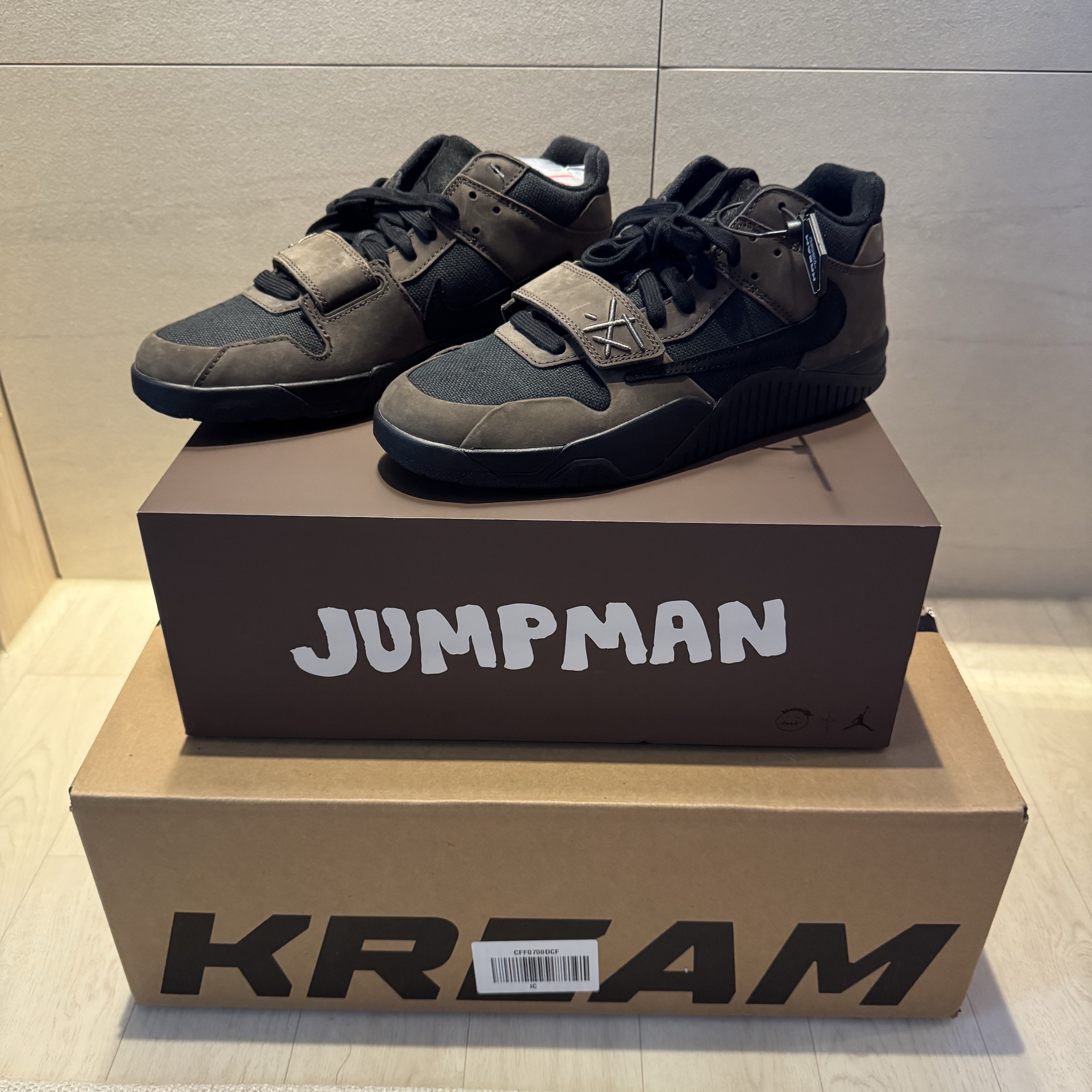 Jordan x Travis Scott Jumpman Jack TR Black and Dark Mocha, Jordan x Travis Scott Jumpman Jack TR Sail and Dark Mocha 착용 스타일 - 1