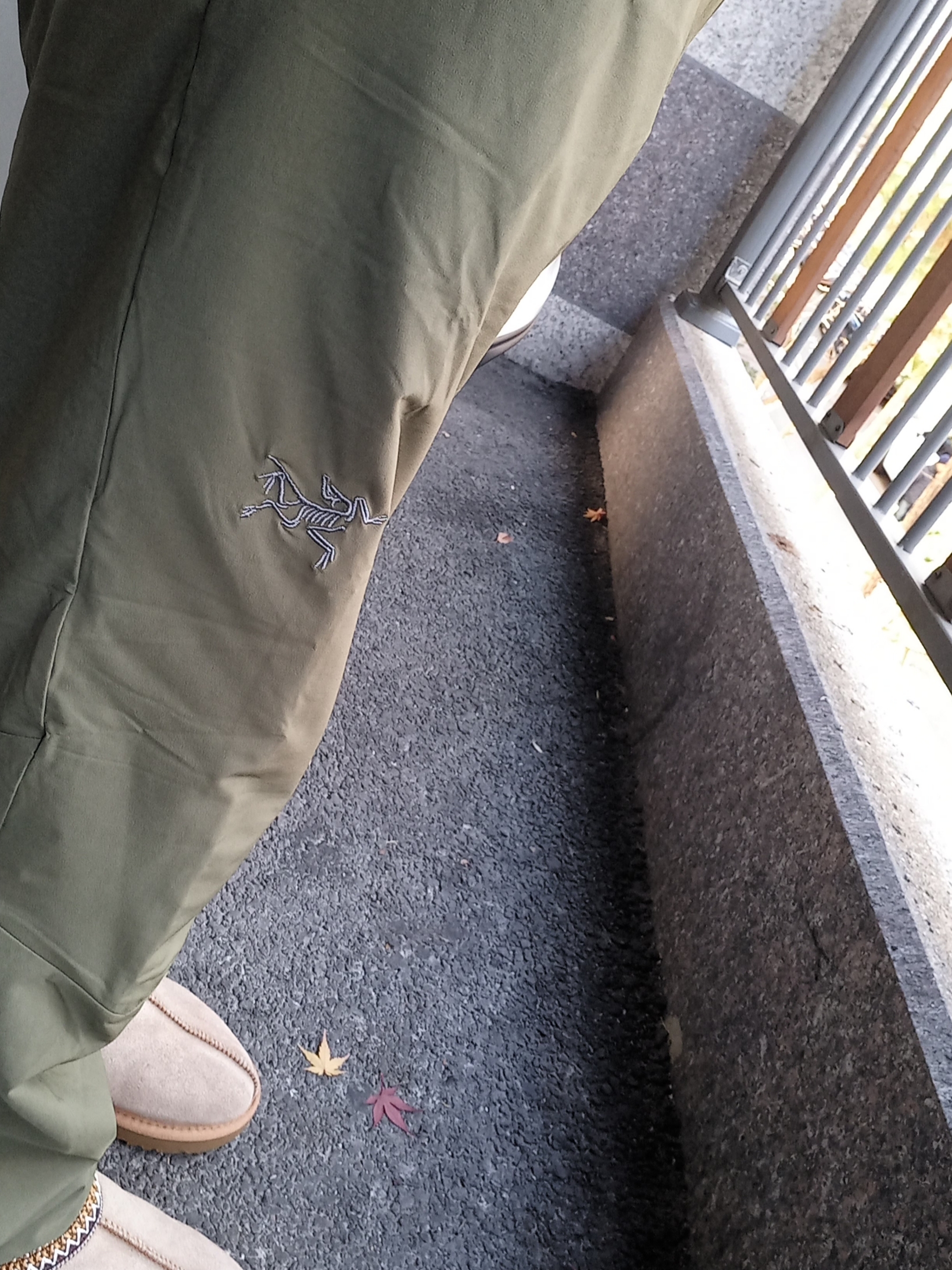 Arc'teryx Atom Heavyweight Hoody Black, UGG Tasman Slipper Chestnut 착용 스타일 - 2