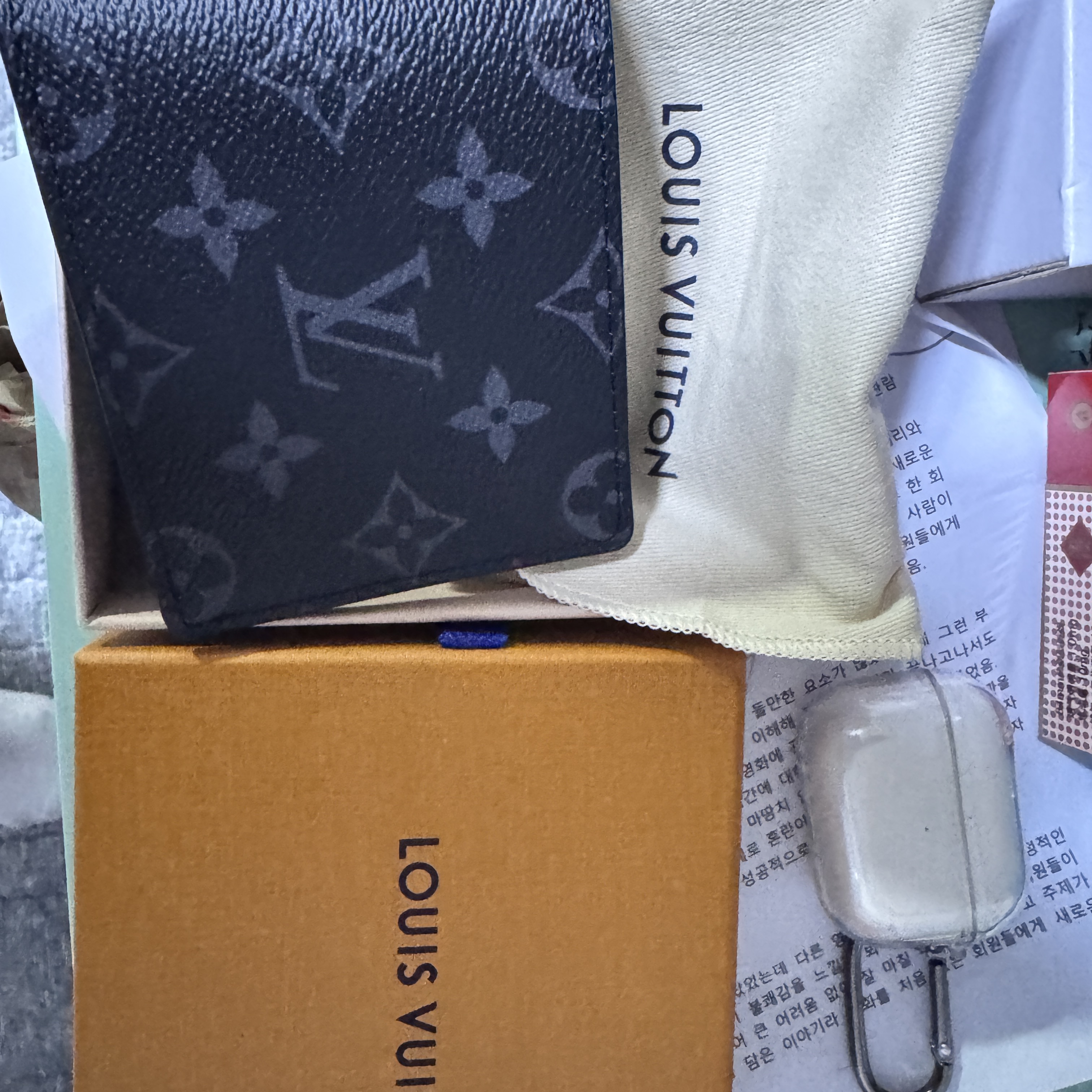 Louis Vuitton Slender Wallet Monogram Eclipse 착용 스타일