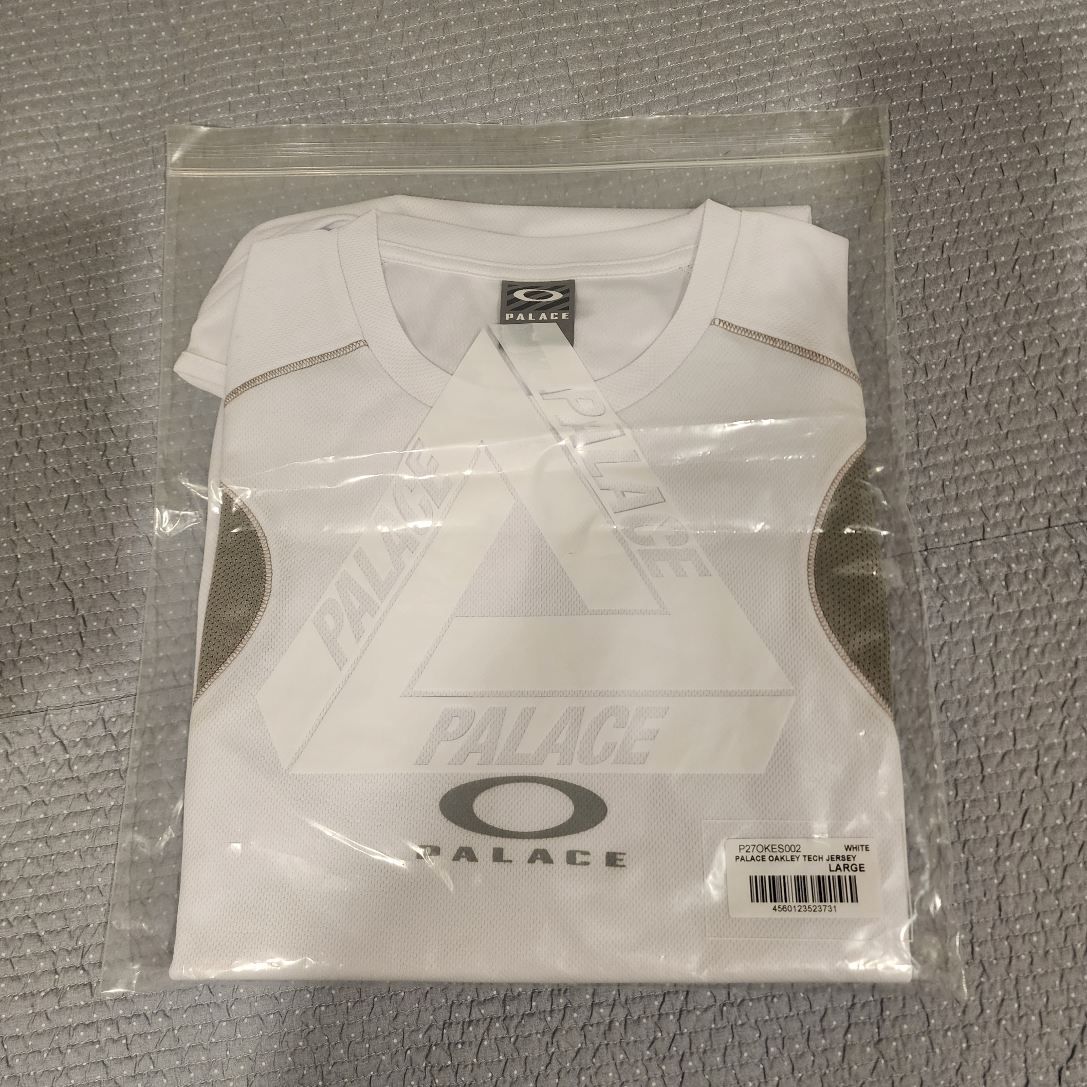 Palace x Oakley Tech Jersey White - 24FW 착용 스타일 - 4
