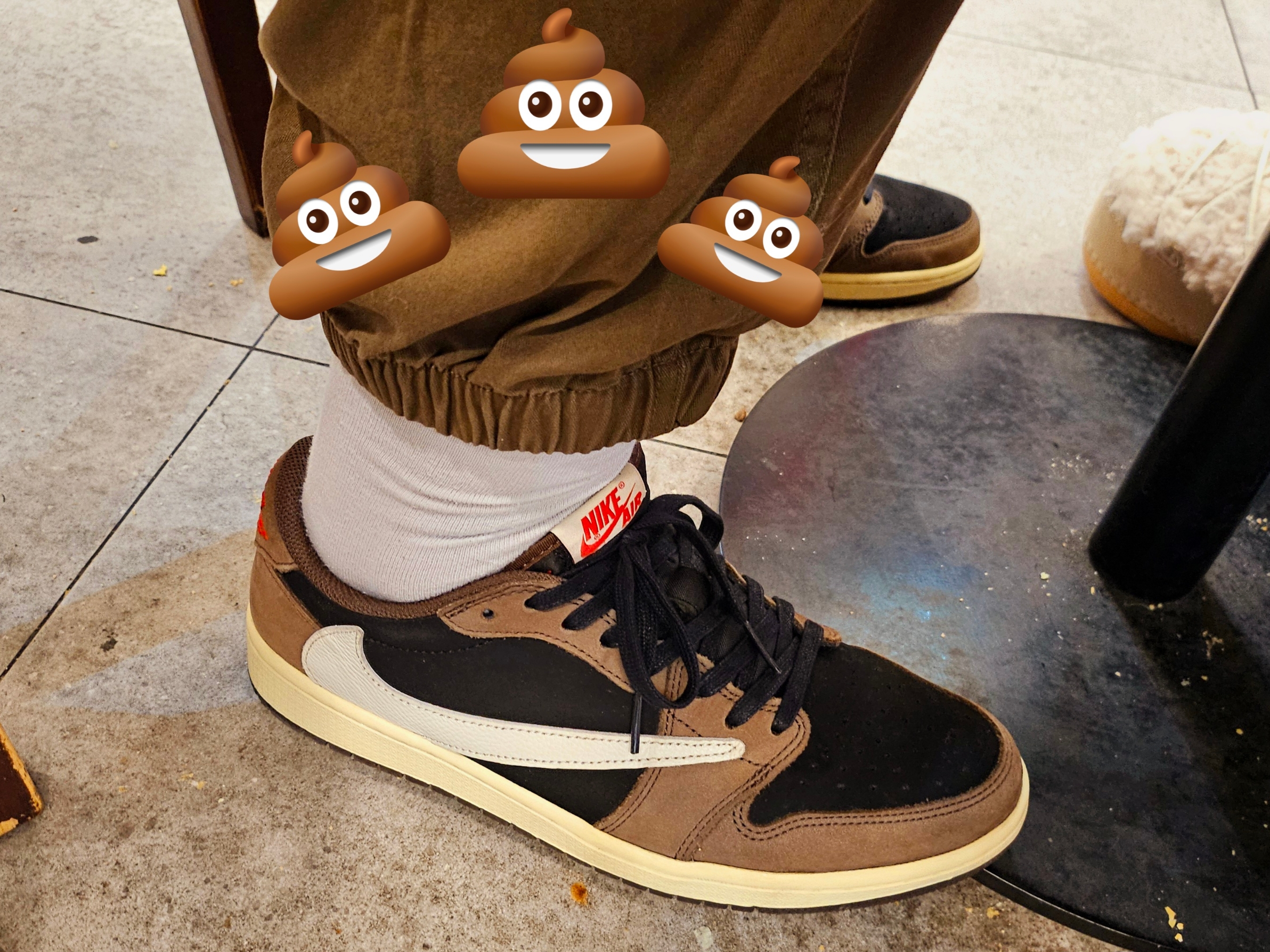 Jordan 1 x Travis Scott Retro Low OG SP Mocha 착용 스타일 - 1