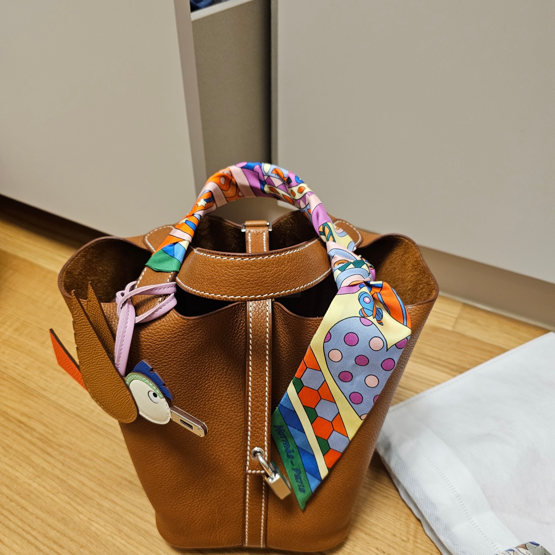Hermes Birdy Charm Epsom Calfskin Mysore Goatskin Swift Calfskin Milo Lambskin & Palladium Gold Poppy Nata Vert Bleu Mauv 착용 스타일