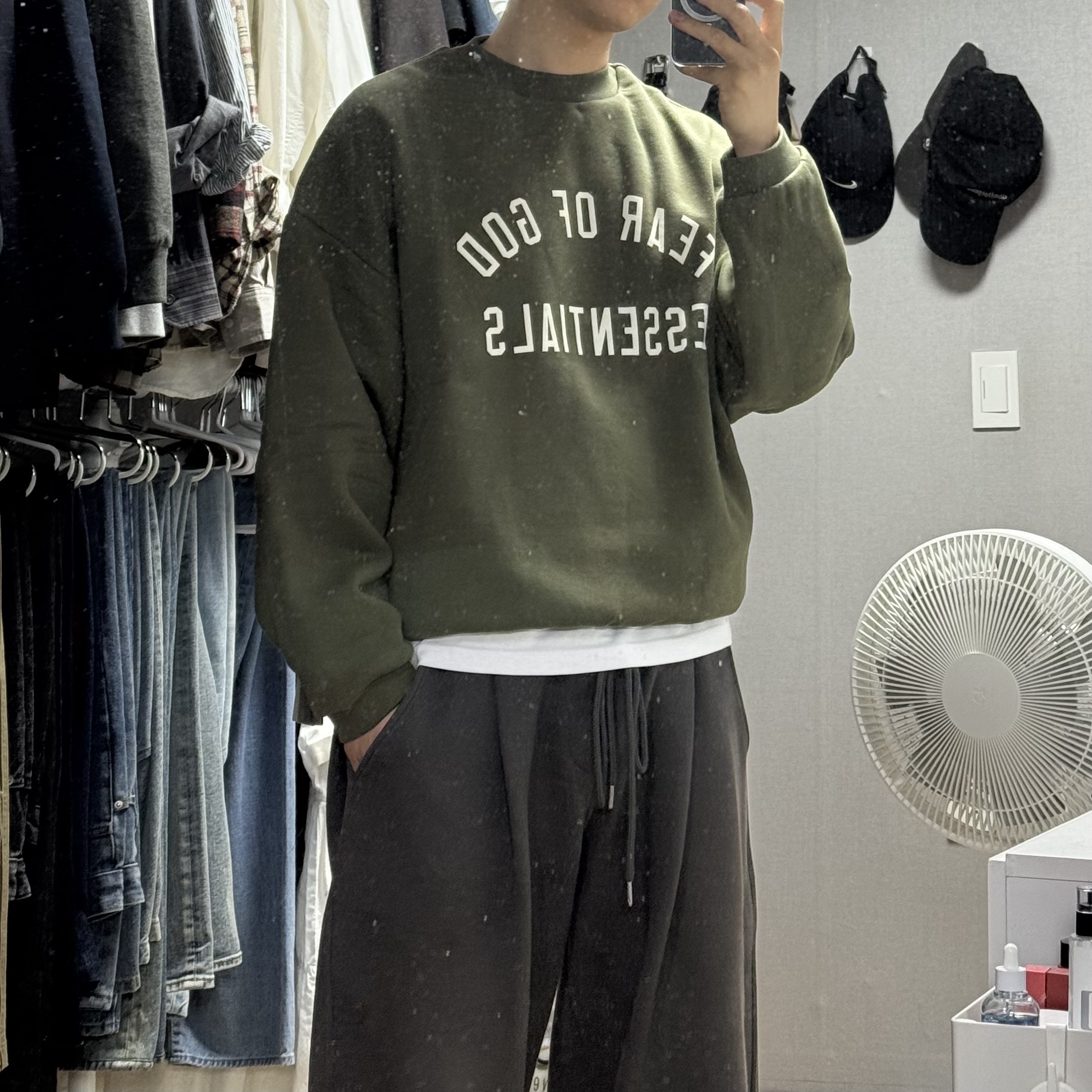 Essentials Fleece Crewneck Military - 24FW, Undermycar Mu.03 Anti Fxxking Logo Play Oversized Sweat Jogger Olive 착용 스타일