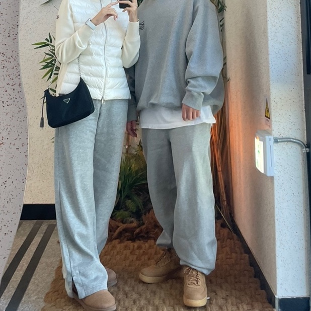 Nike x Stussy NRG Fleece Crewneck Dark Grey Heather (DO9337-063), Nike x Stussy NRG Fleece Pants Dark Grey Heather (DO9340-063) 착용 스타일