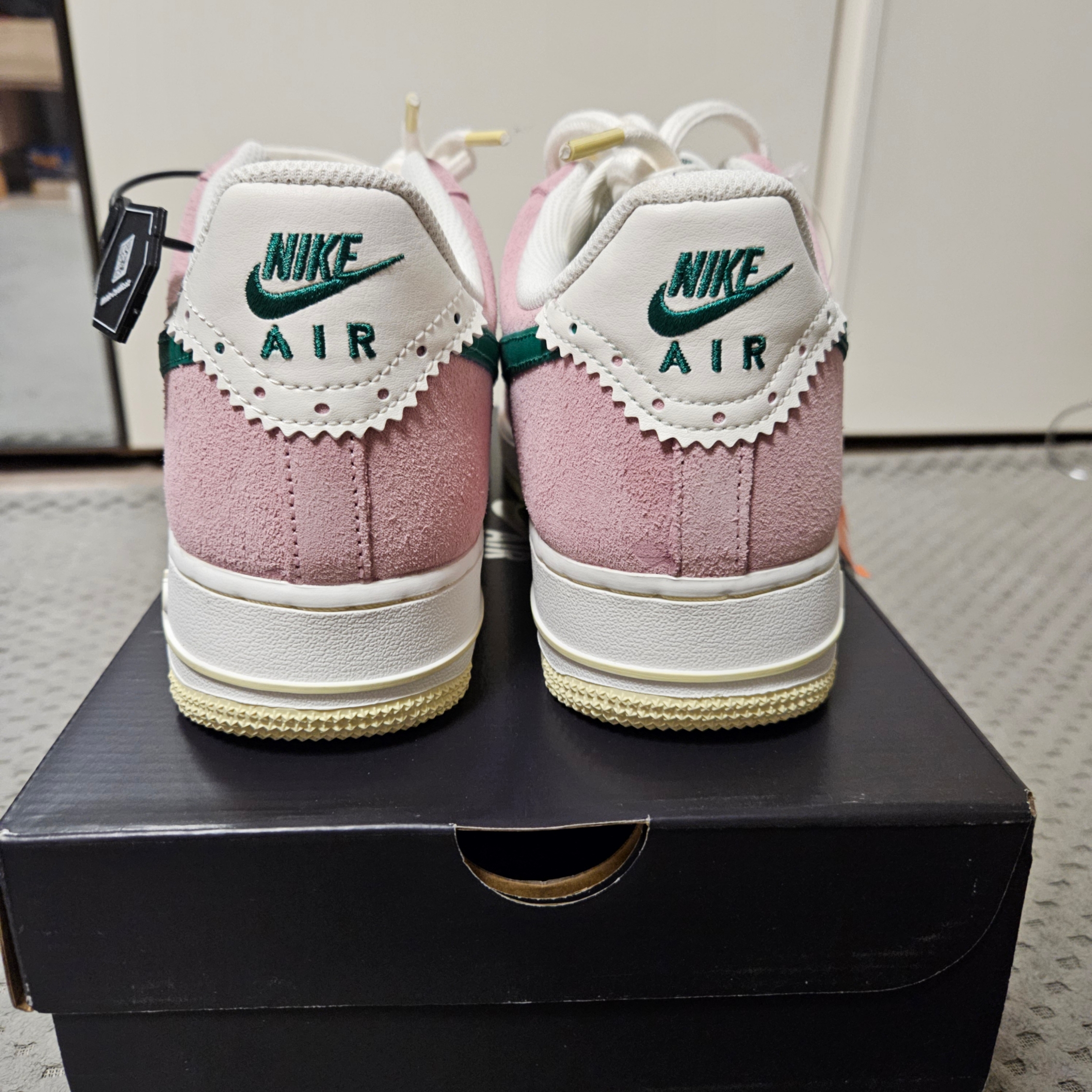 Nike Air Force 1 '07 Sail Medium Soft Pink 착용 스타일 - 3