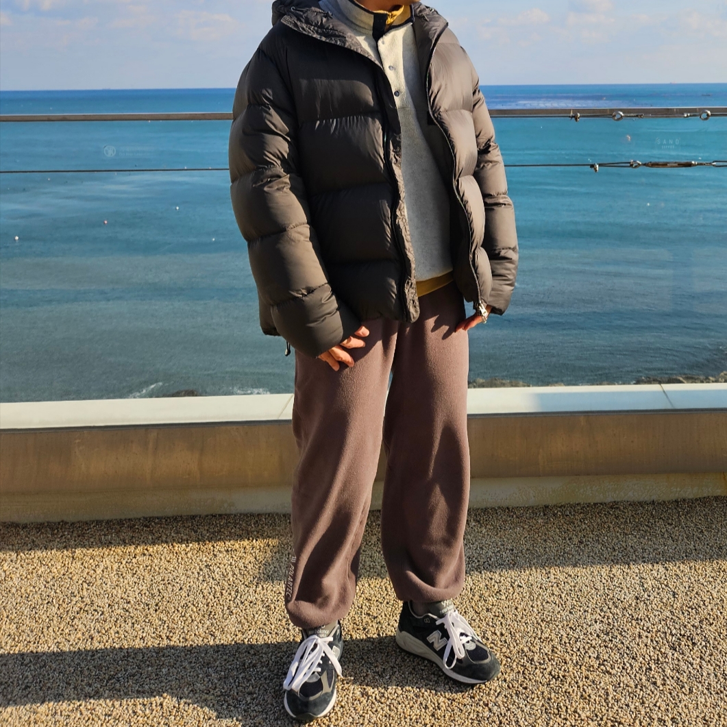 Patagonia Synchilla Snap-T Fleece Pullover Oatmeal Heather, New Balance 990v2 Made in USA Navy 착용 스타일 - 4