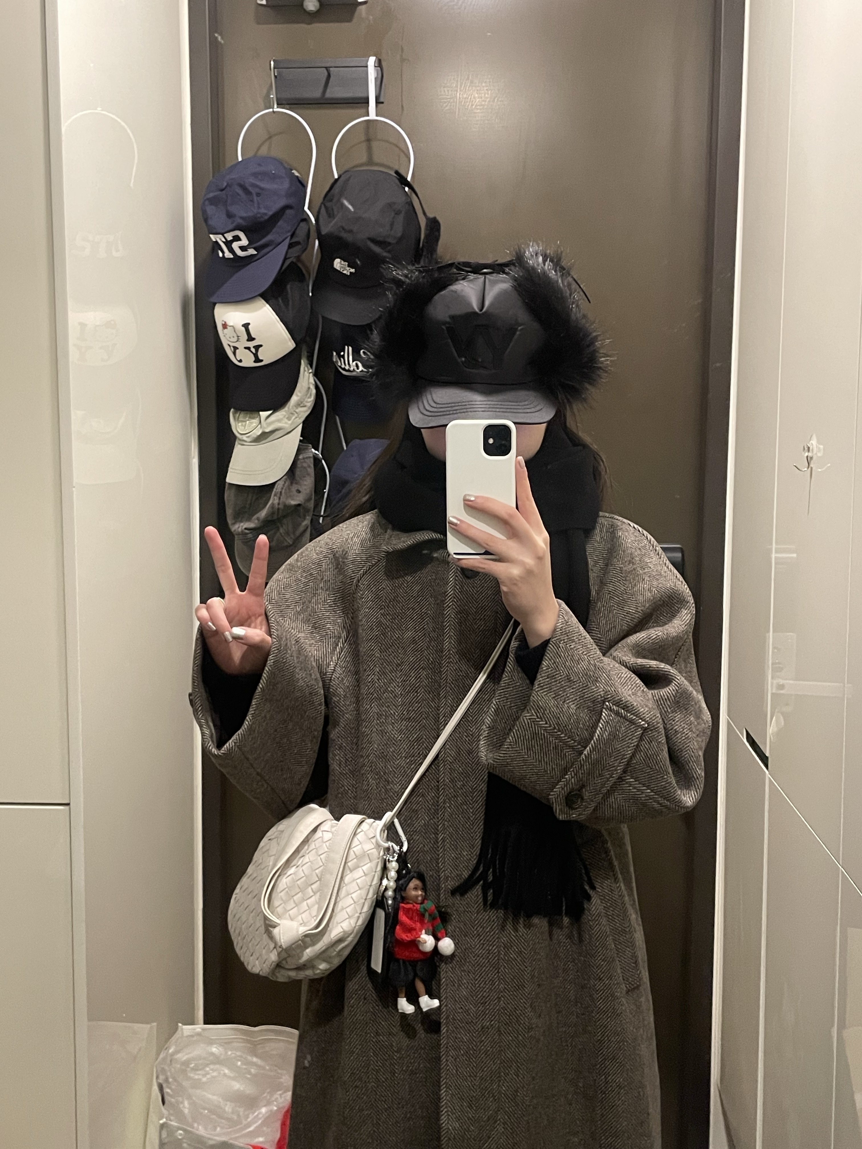 Open Yy Faux Fur Earflap Cap Black 착용 스타일 - 2