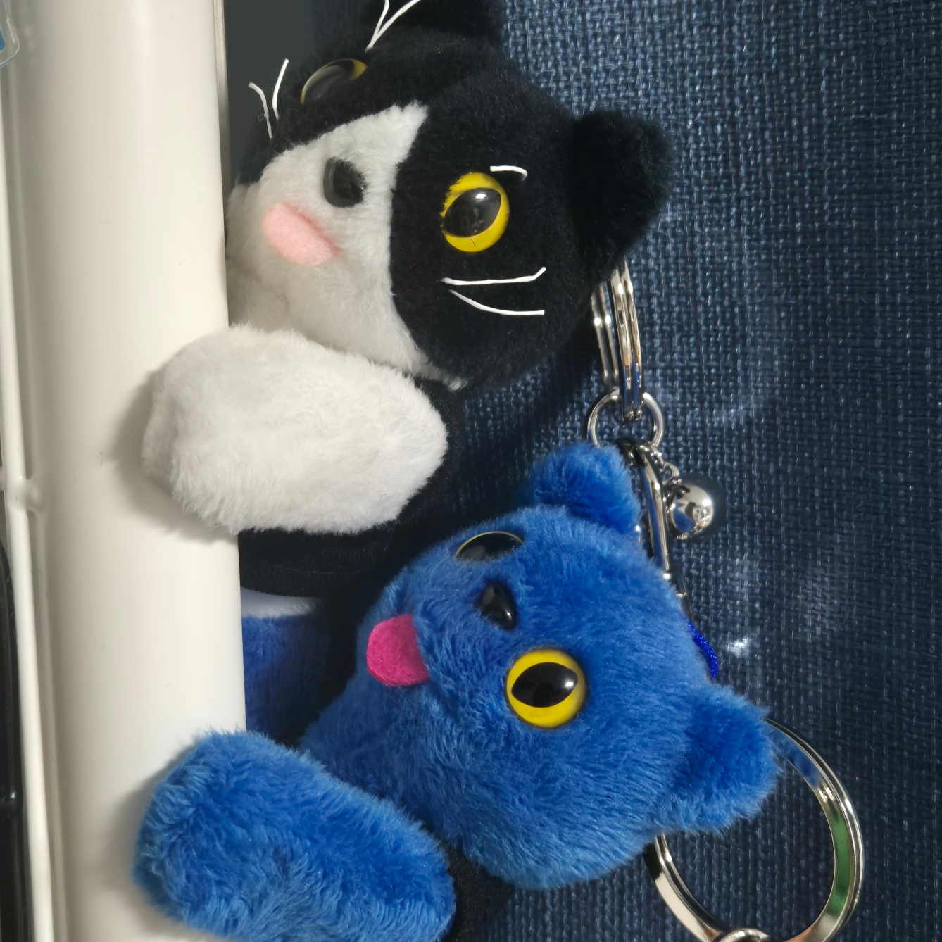 Comfort x Isetan x Adidas Piyong Keyring Blue, Comfort x Adidas Aegie Keyring Black White 착용 스타일