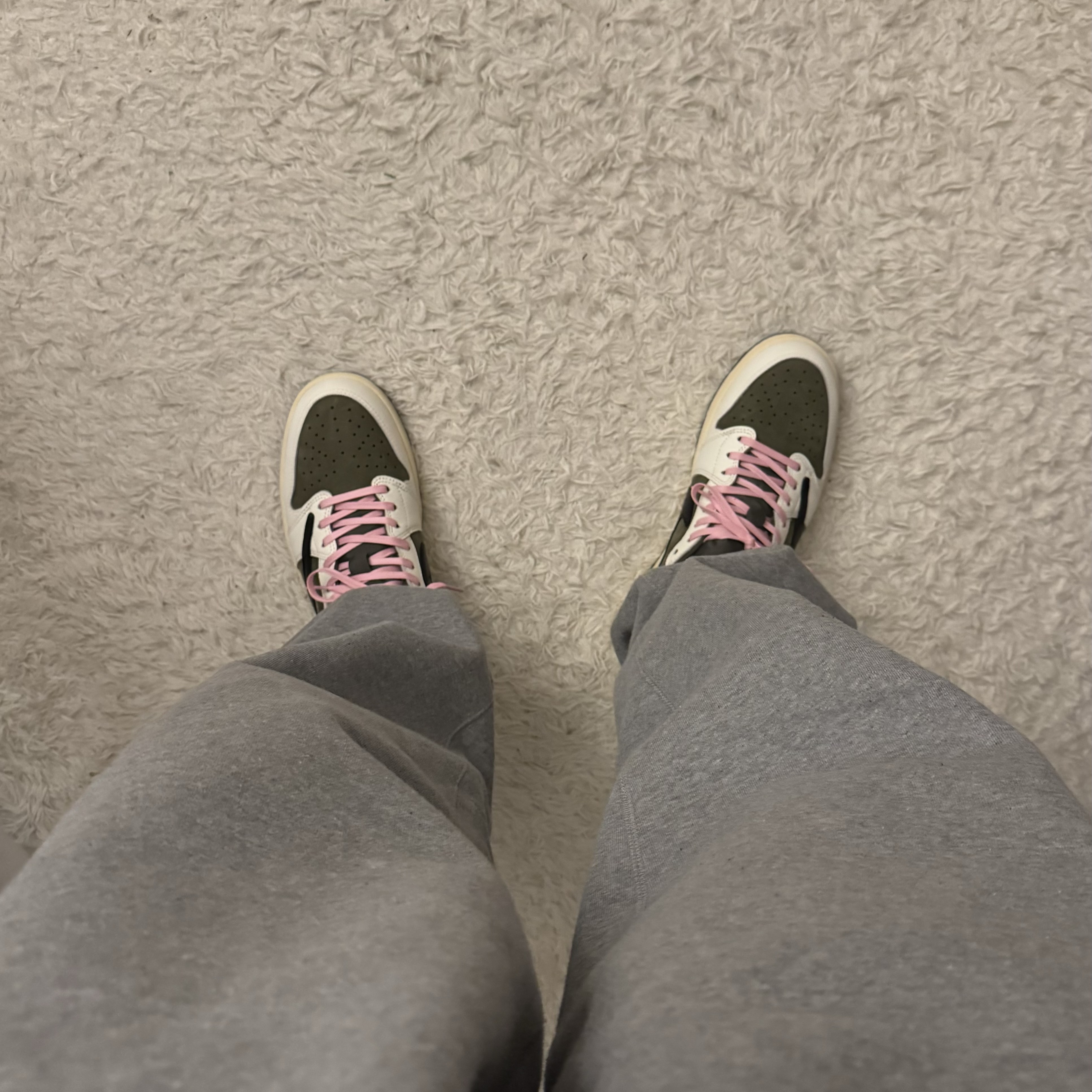 Jordan 1 x Travis Scott Retro Low OG SP Reverse Olive 착용 스타일
