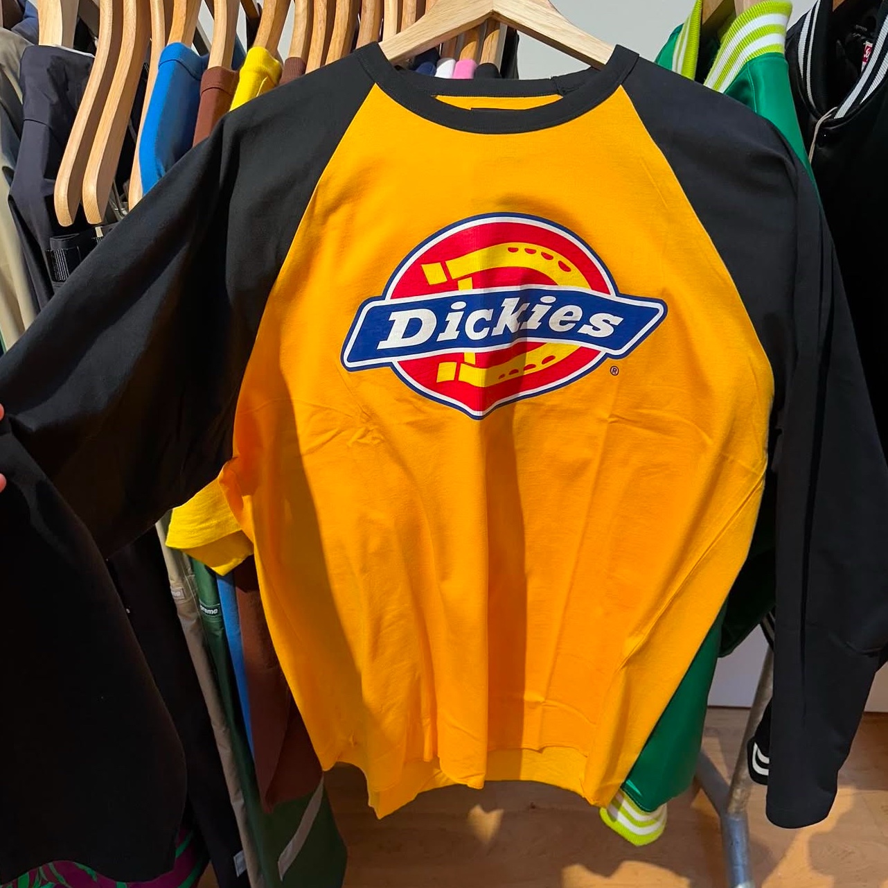 Supreme x Dickies Raglan L/S Top Gold - 24FW 착용 스타일 - 2