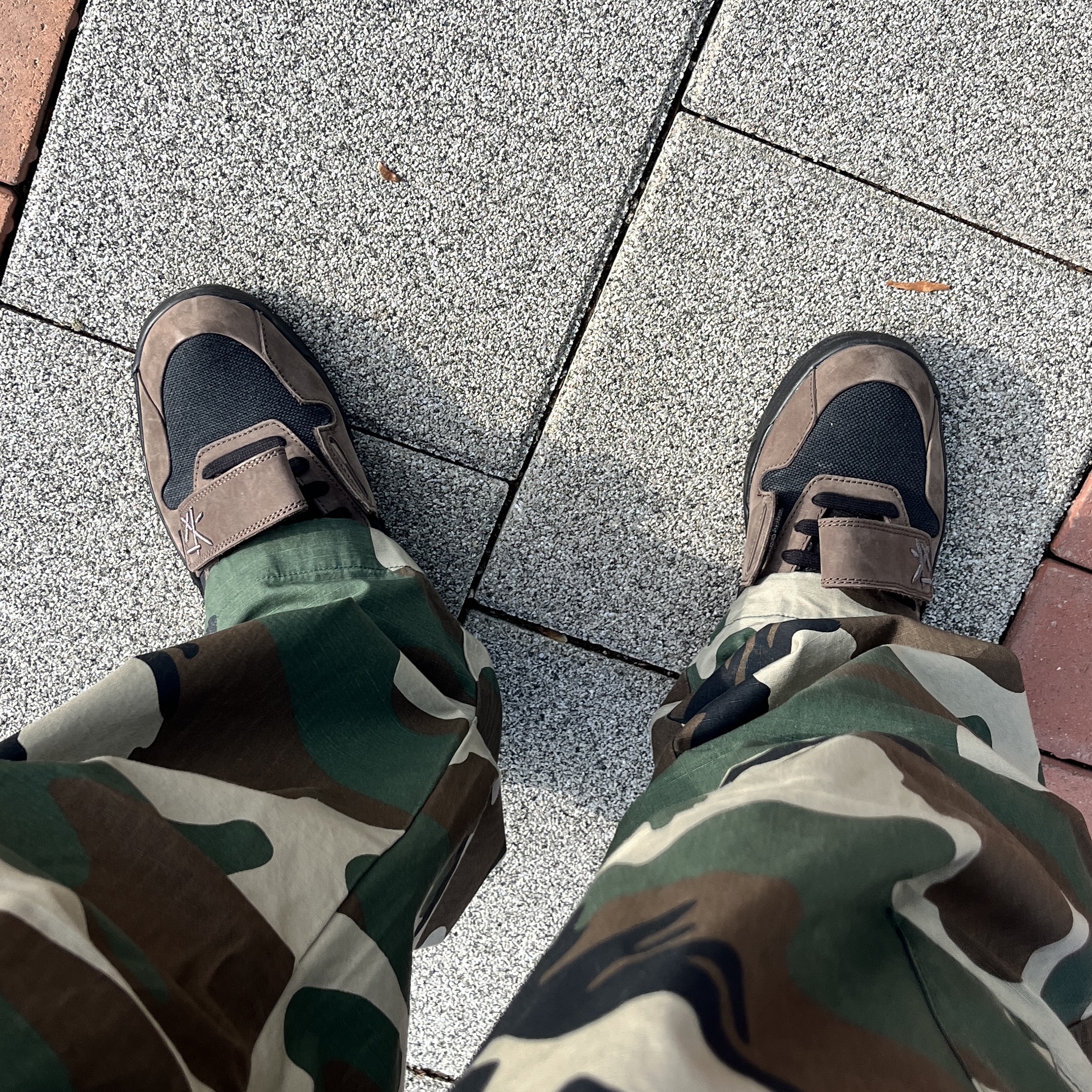 Jordan x Travis Scott Jumpman Jack TR Black and Dark Mocha 착용 스타일 - 4