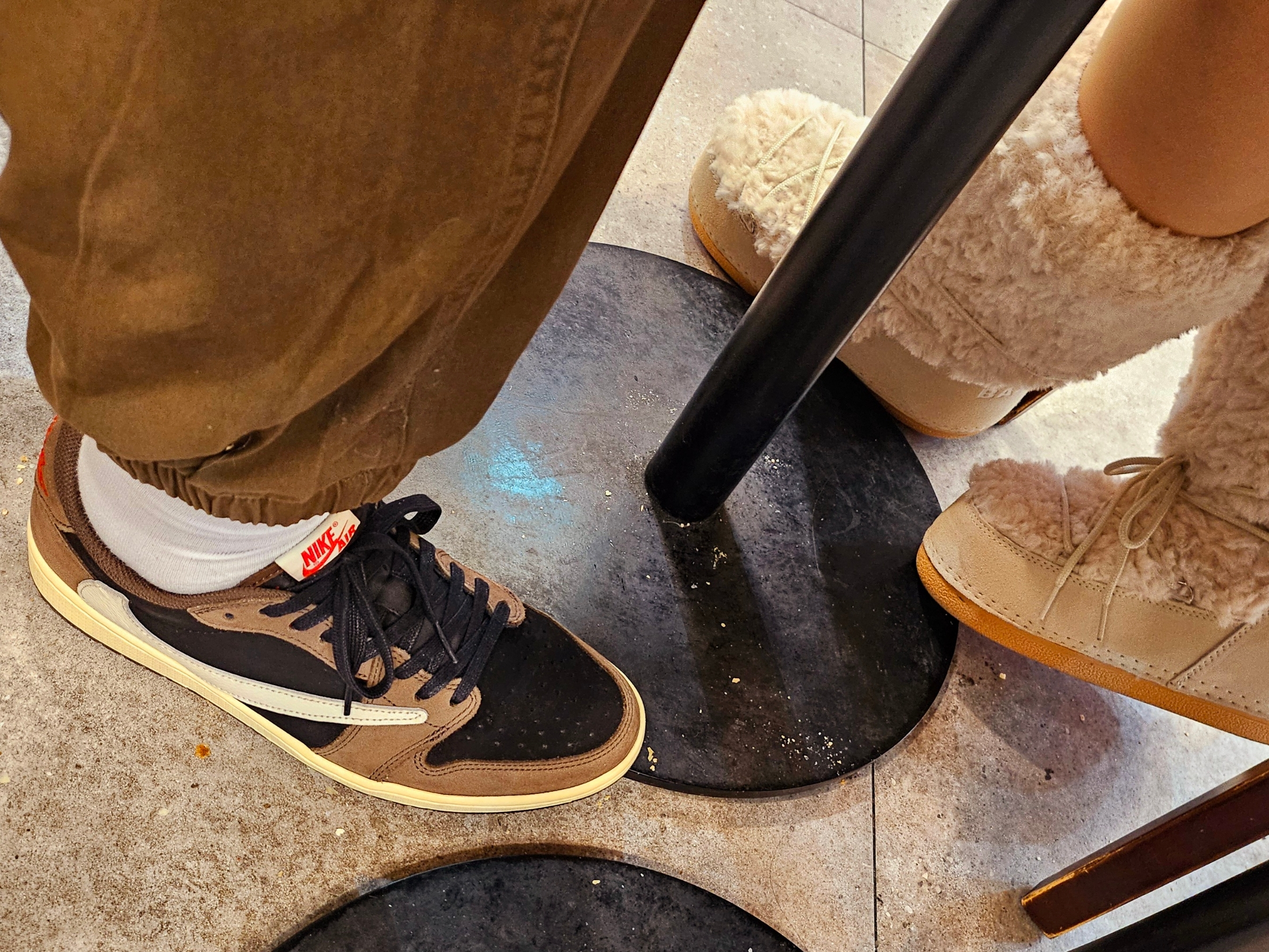 Jordan 1 x Travis Scott Retro Low OG SP Mocha 착용 스타일 - 2