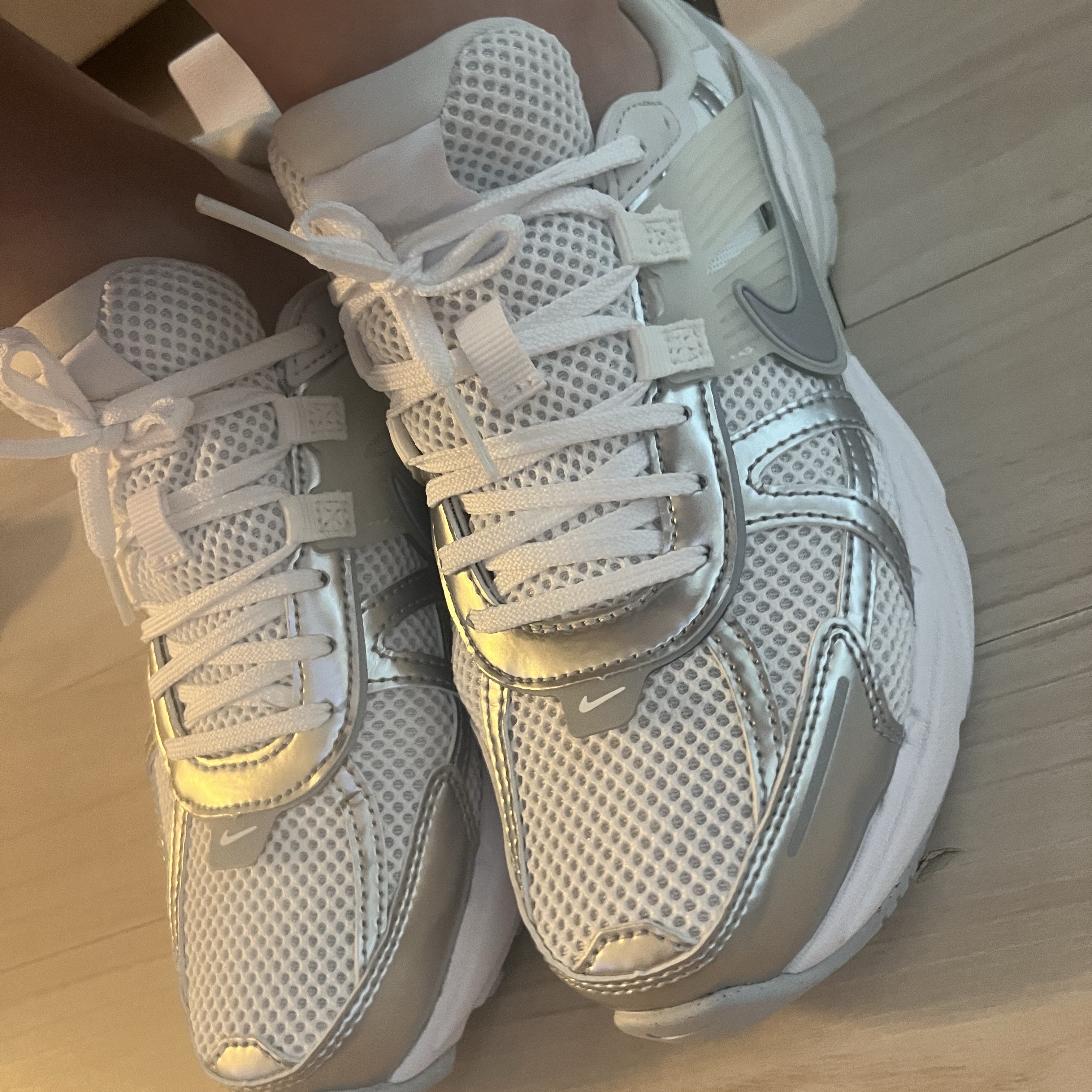 Nike V2K Run Metallic Silver White 착용 스타일