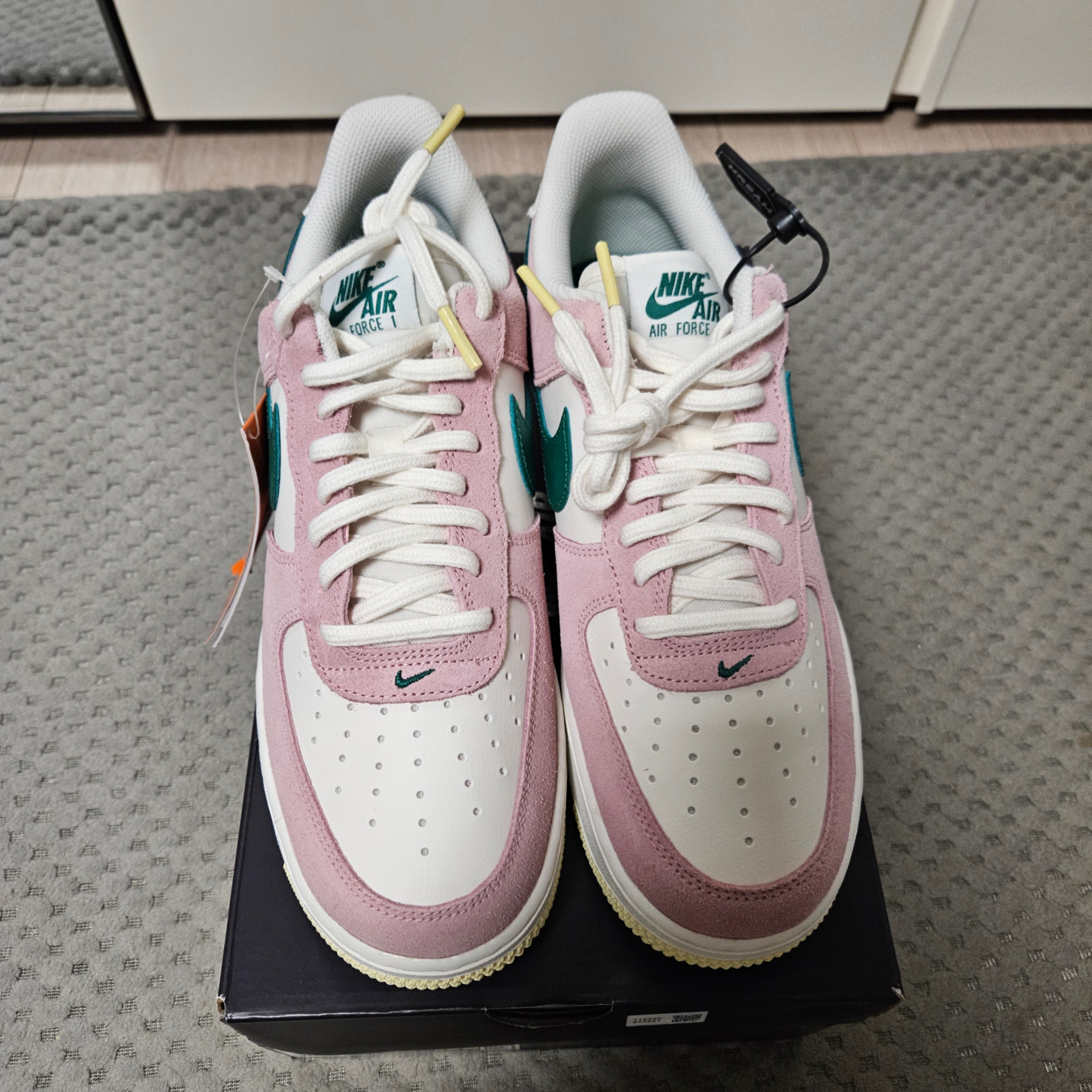 Nike Air Force 1 '07 Sail Medium Soft Pink 착용 스타일 - 1