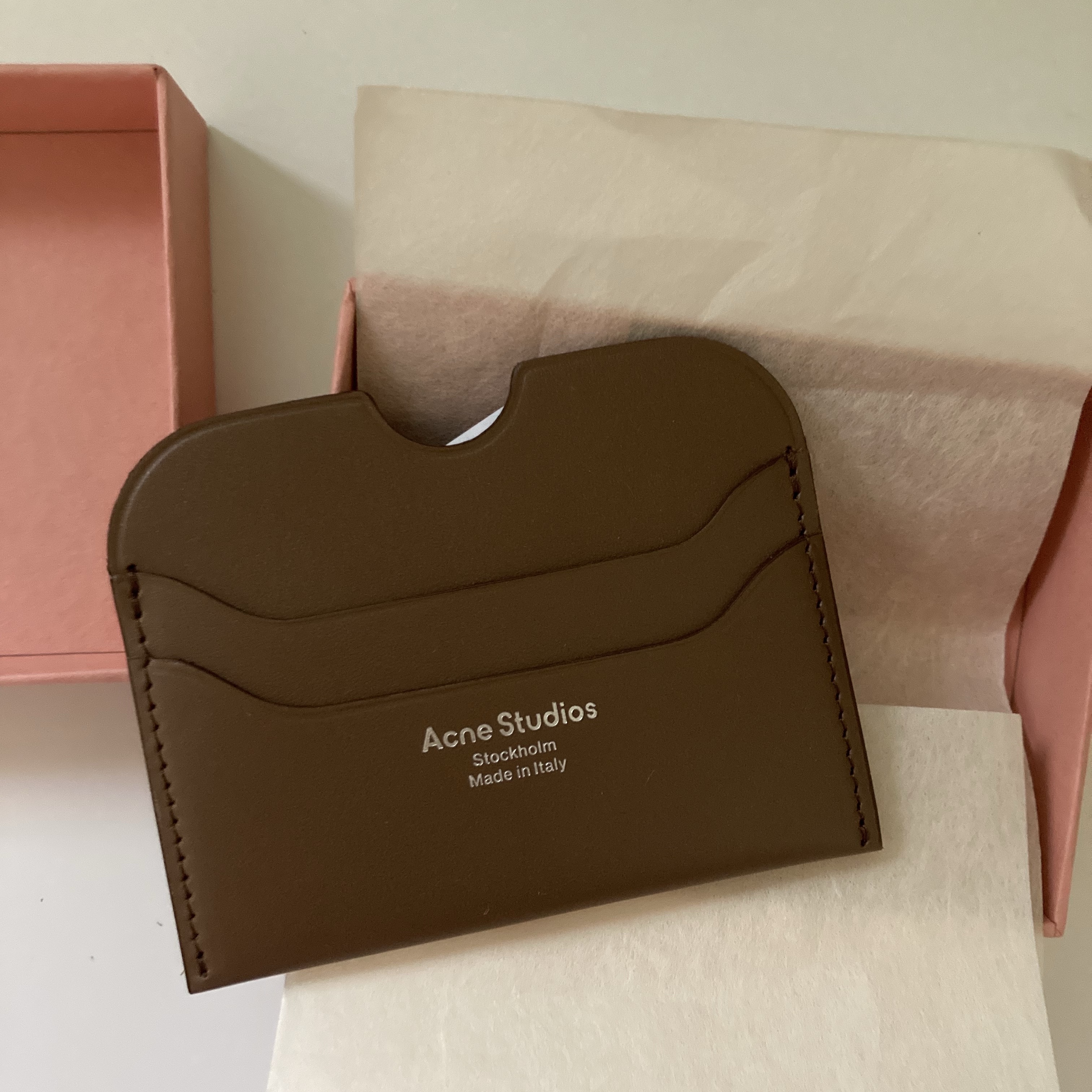 Acne Studios Elmas Large Card Holder Camel Brown 착용 스타일 - 2