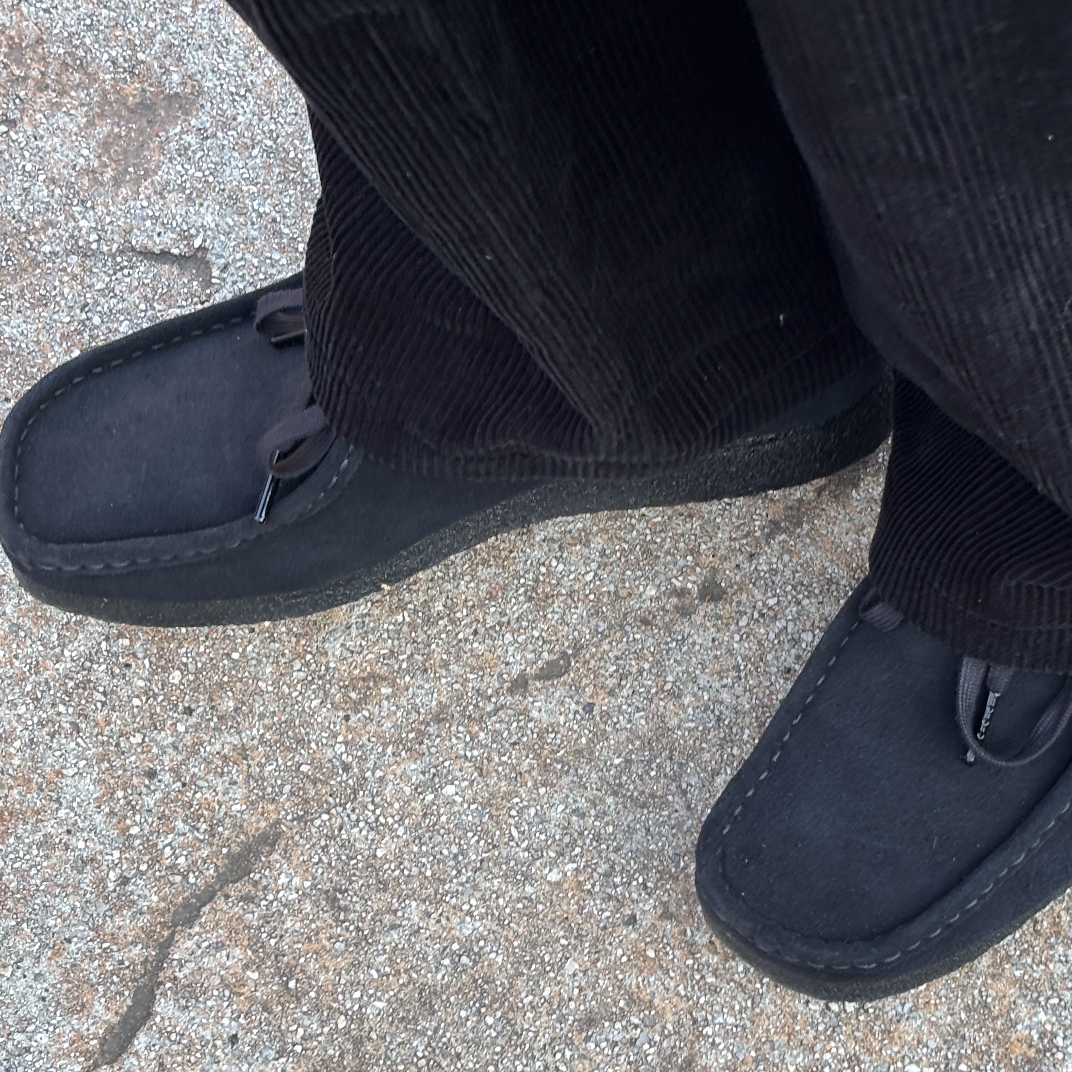 Clarks Wallabee Black Suede 착용 스타일 - 3