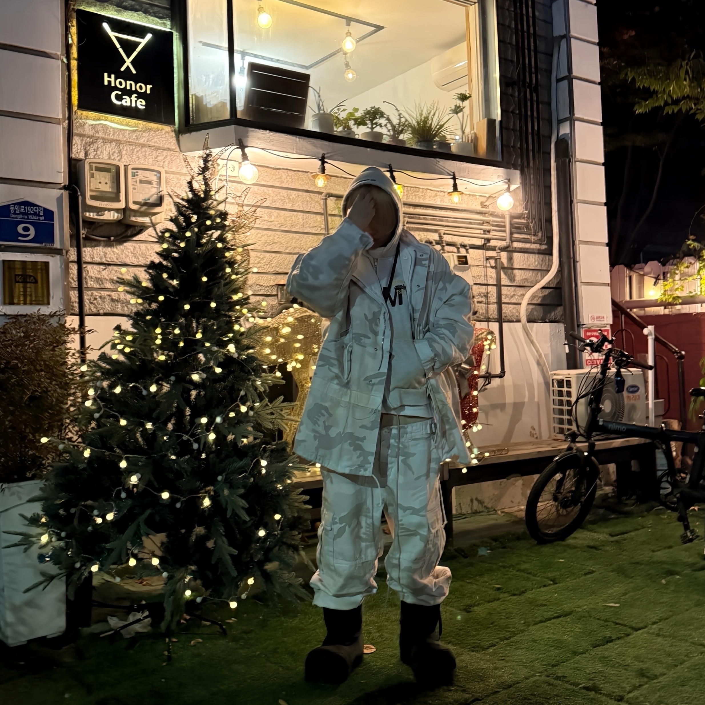 Balenciaga Skiwear Alaska Nylon Low Boot Black, Project G/R 3 Layerd Cargo Pants White 착용 스타일 - 1
