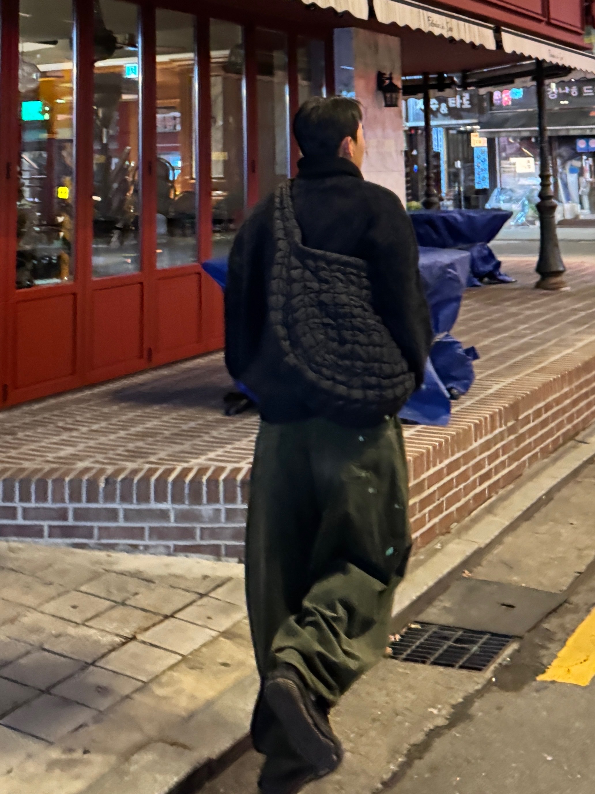 Maison Mihara Yasuhiro Blakey OG Sole Canvas Low-top Sneakers Black Black, COS Quilted Oversized Shoulder Bag Black 착용 스타일