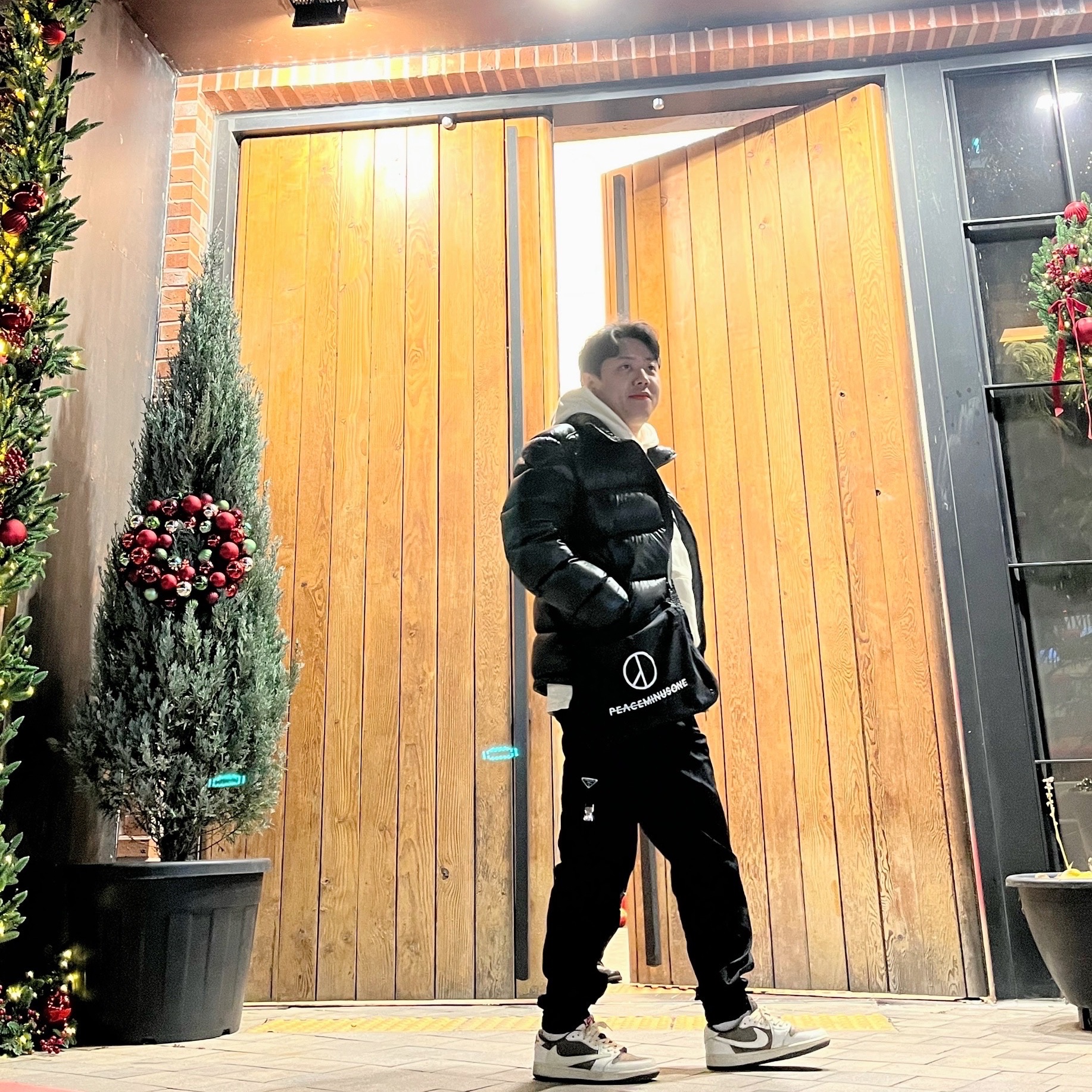 Prada Re-Nylon Pants Black, Jordan 1 x Travis Scott Retro Low OG SP Sail and Ridgerock 착용 스타일 - 1