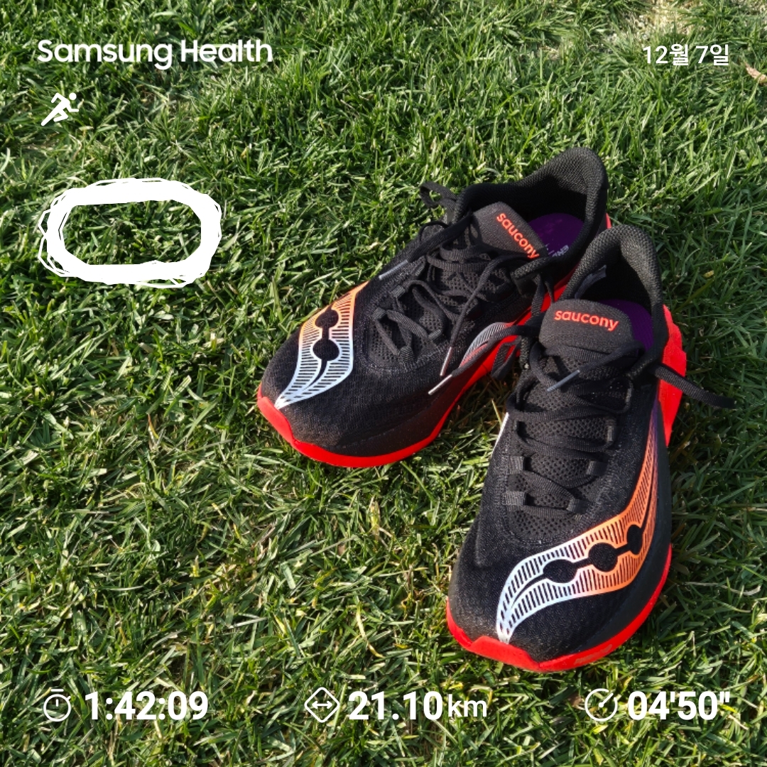 Saucony Endorphin Pro 4 Black Vizired 착용 스타일 - 1