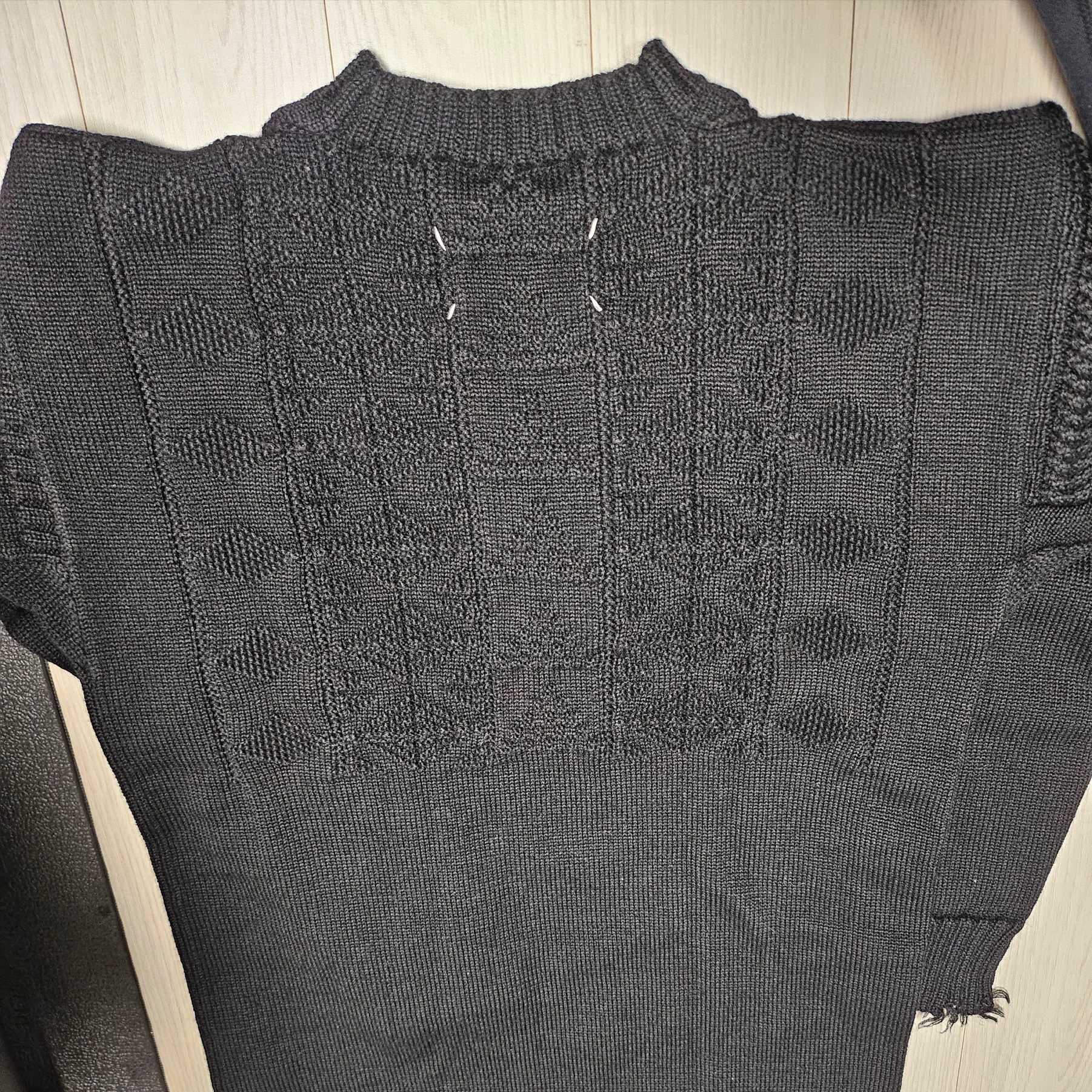 Maison Margiela Wool Stitches Knit Black 착용 스타일 - 2