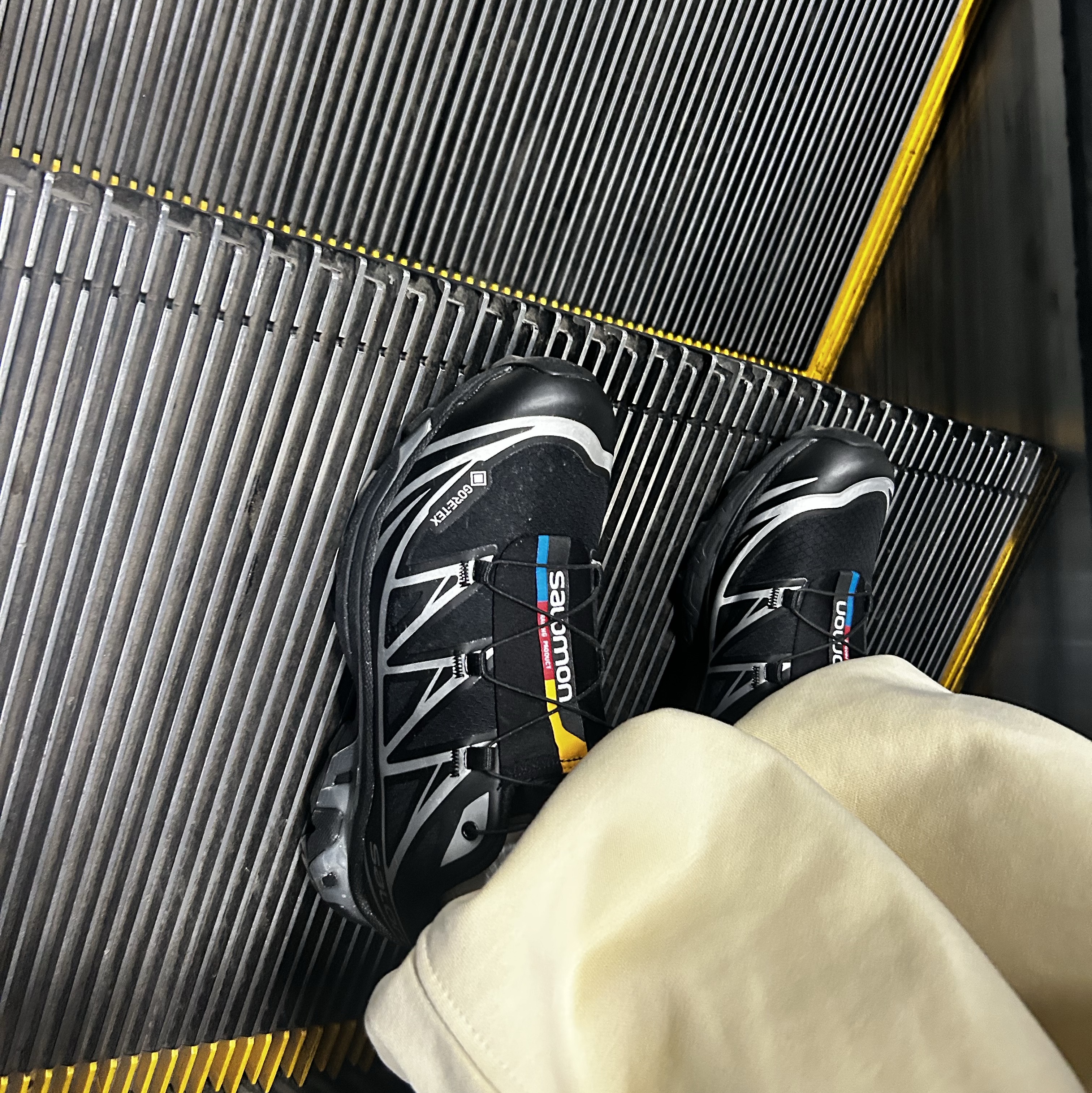 Salomon XT-6 GTX Black Silver 착용 스타일 - 2