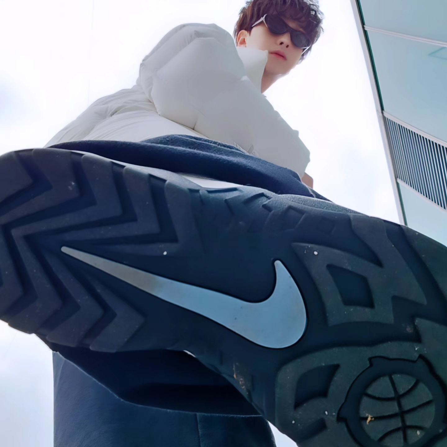 Nike x Supreme SB Darwin Low White 착용 스타일 - 7