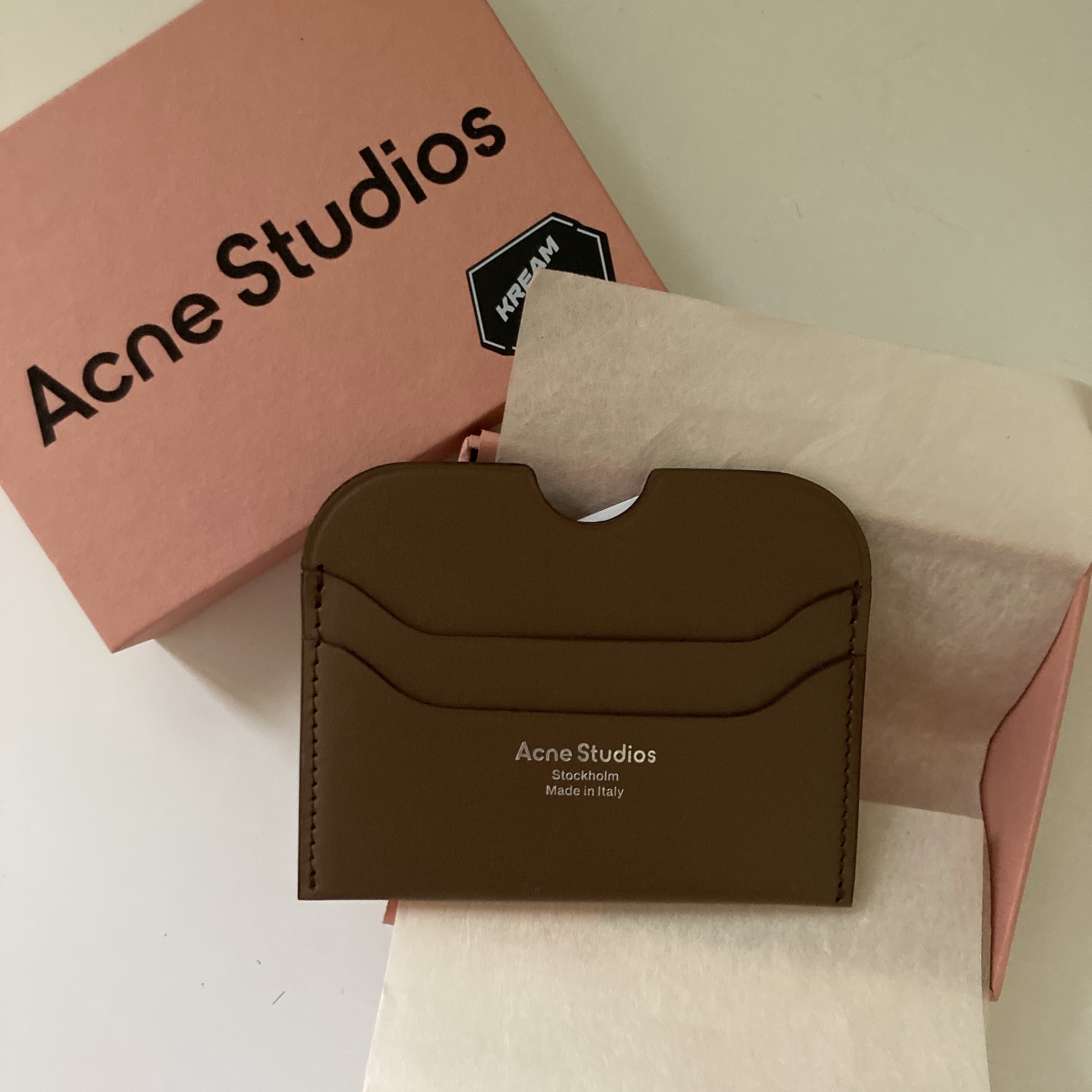 Acne Studios Elmas Large Card Holder Camel Brown 착용 스타일 - 1