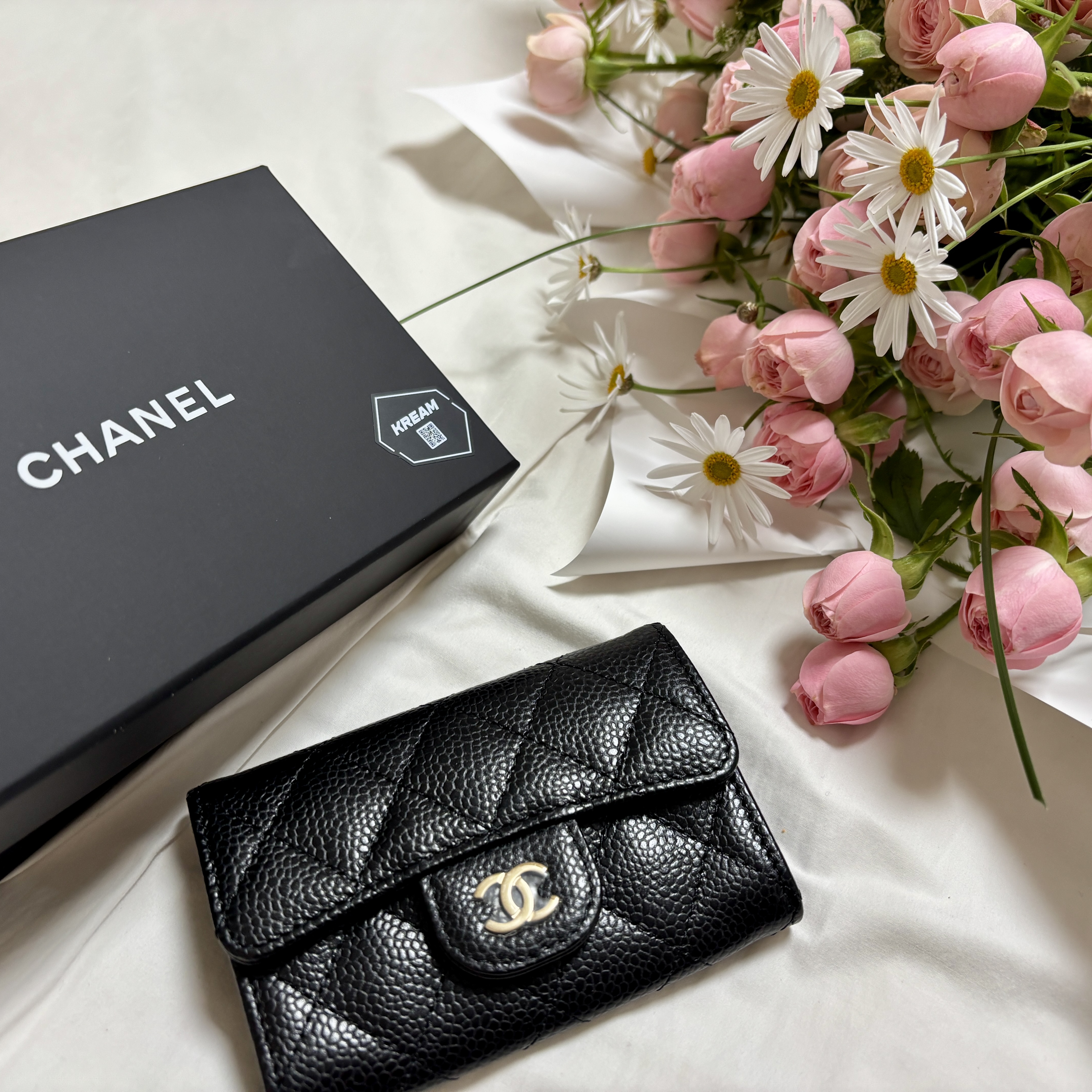 Chanel Classic Card Holder Grained Calfskin & Gold Black 착용 스타일