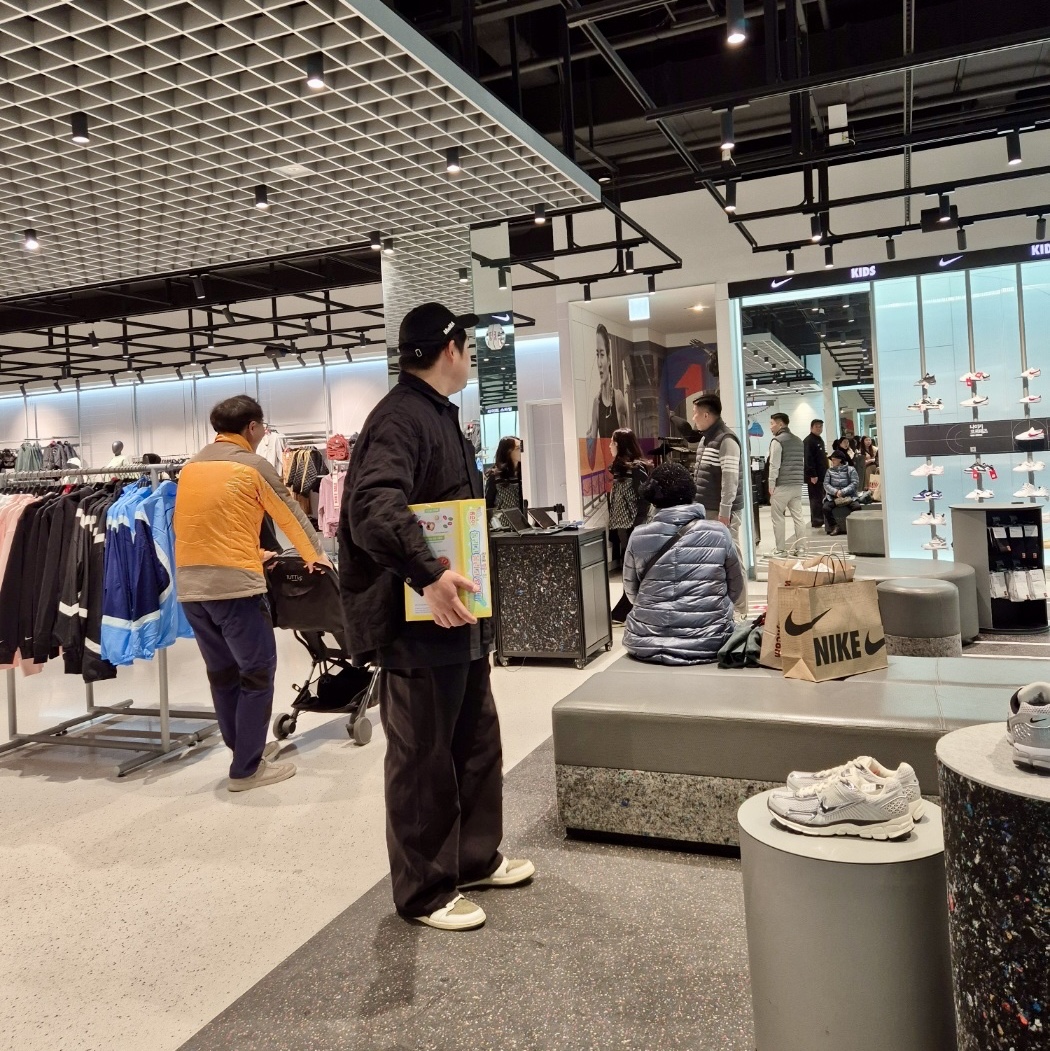Stussy x Our Legacy Work Shop Borrowed Jacket Overdyed Black Linen, Yeezy Gap Engineered By Balenciaga Sateen Cargo Pants Black 착용 스타일 - 2