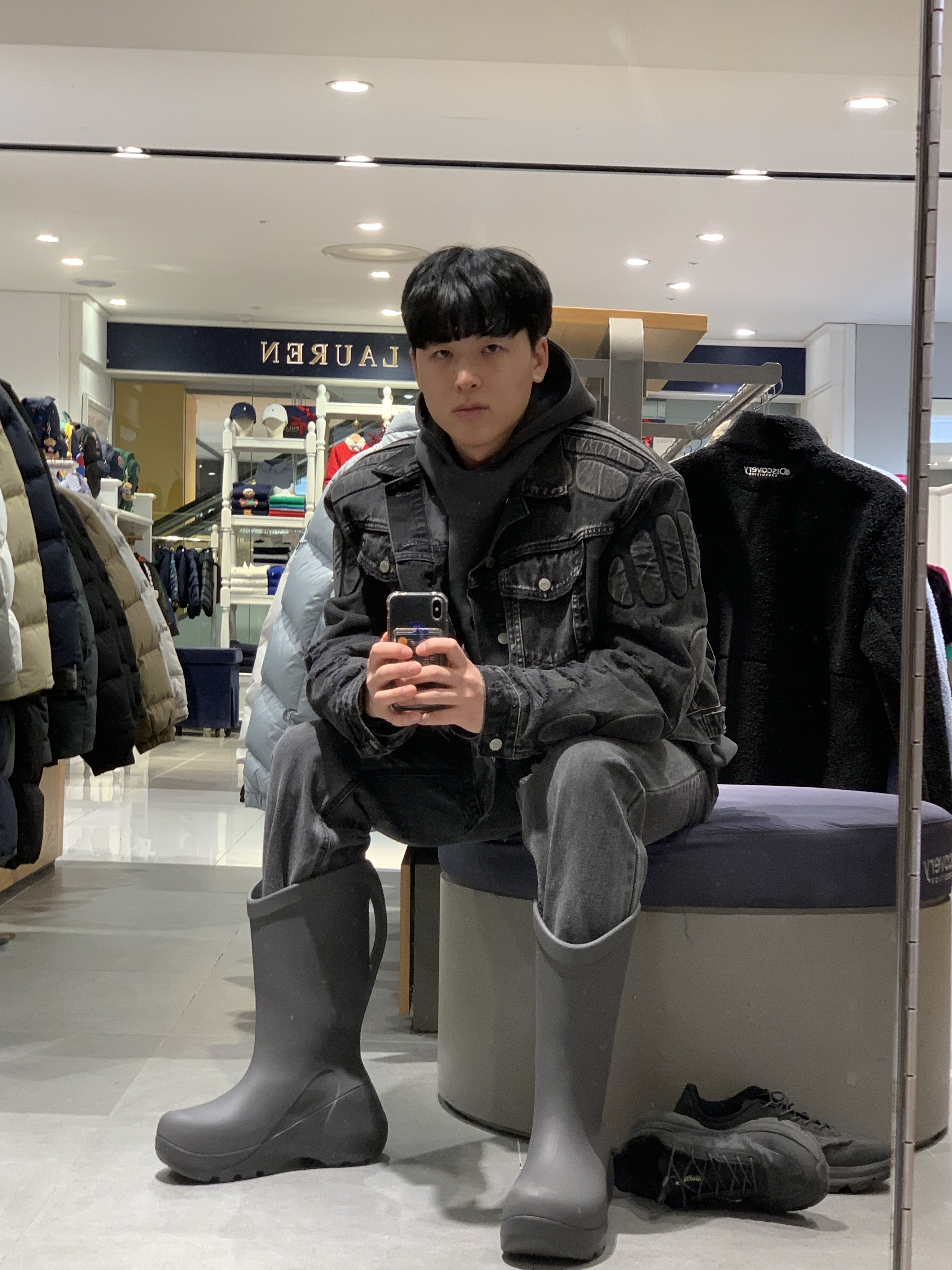 Crocs Hydra Boot Black Sand, Yeezy Gap Engineered By Balenciaga Dove Hoodie Black 착용 스타일