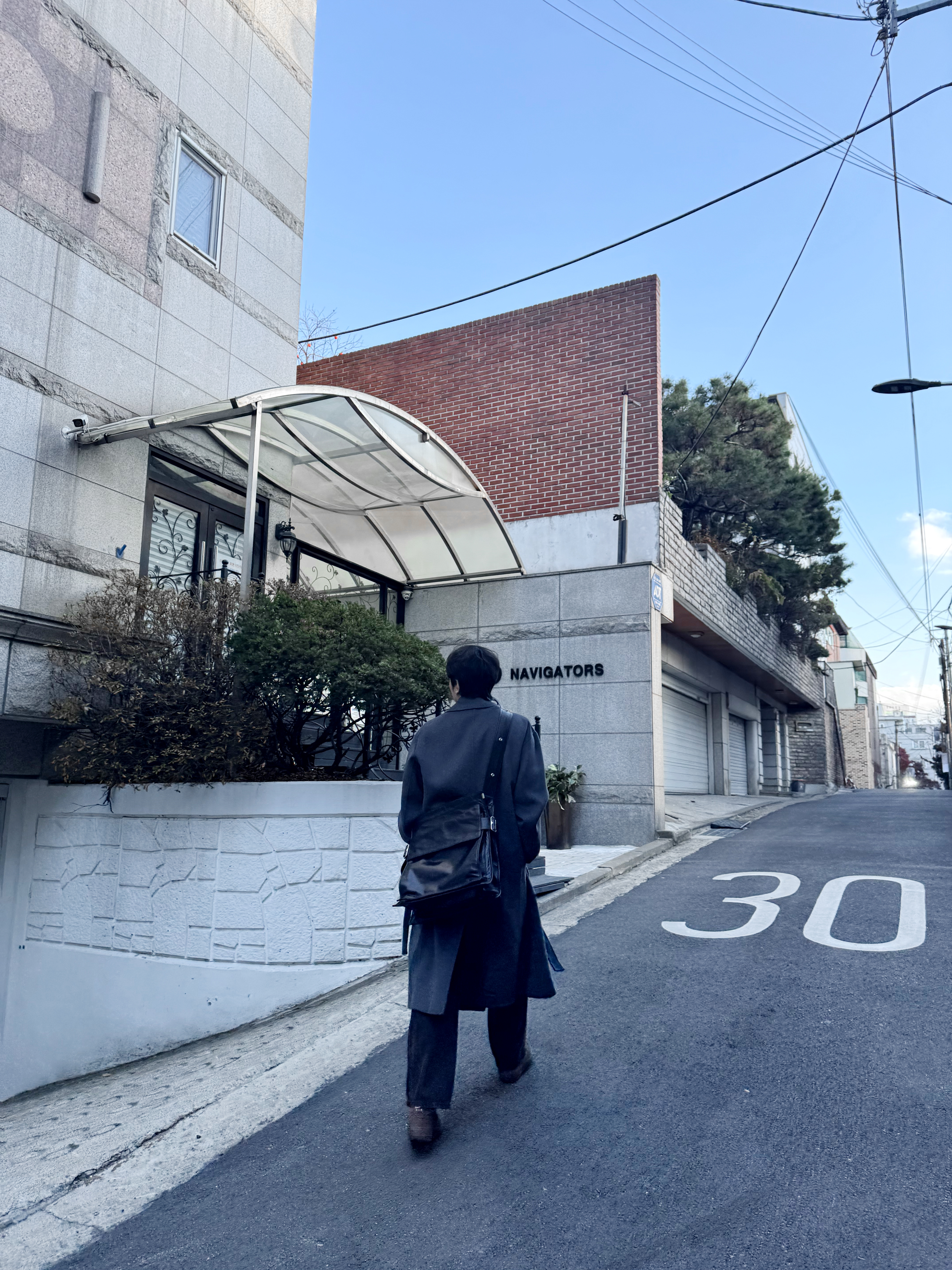 Tonywack Double-Faced Wool and Cashmere Belted Coat Dark Grey, (W) Nike Air Force 1 '07 Cacao Wow 착용 스타일 - 1