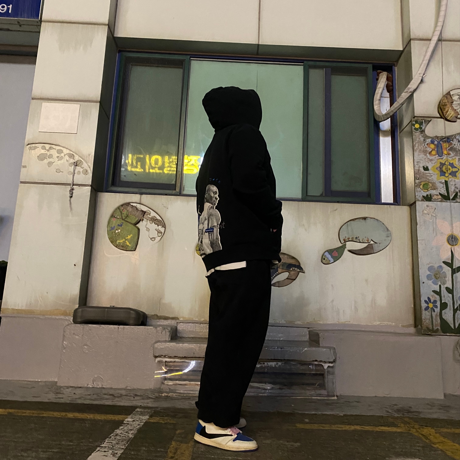 Jordan x Travis Scott x Fragment Hoodie Black (DJ0615-010), Jordan 1 x Travis Scott x Fragment Retro High OG SP Military Blue 착용 스타일