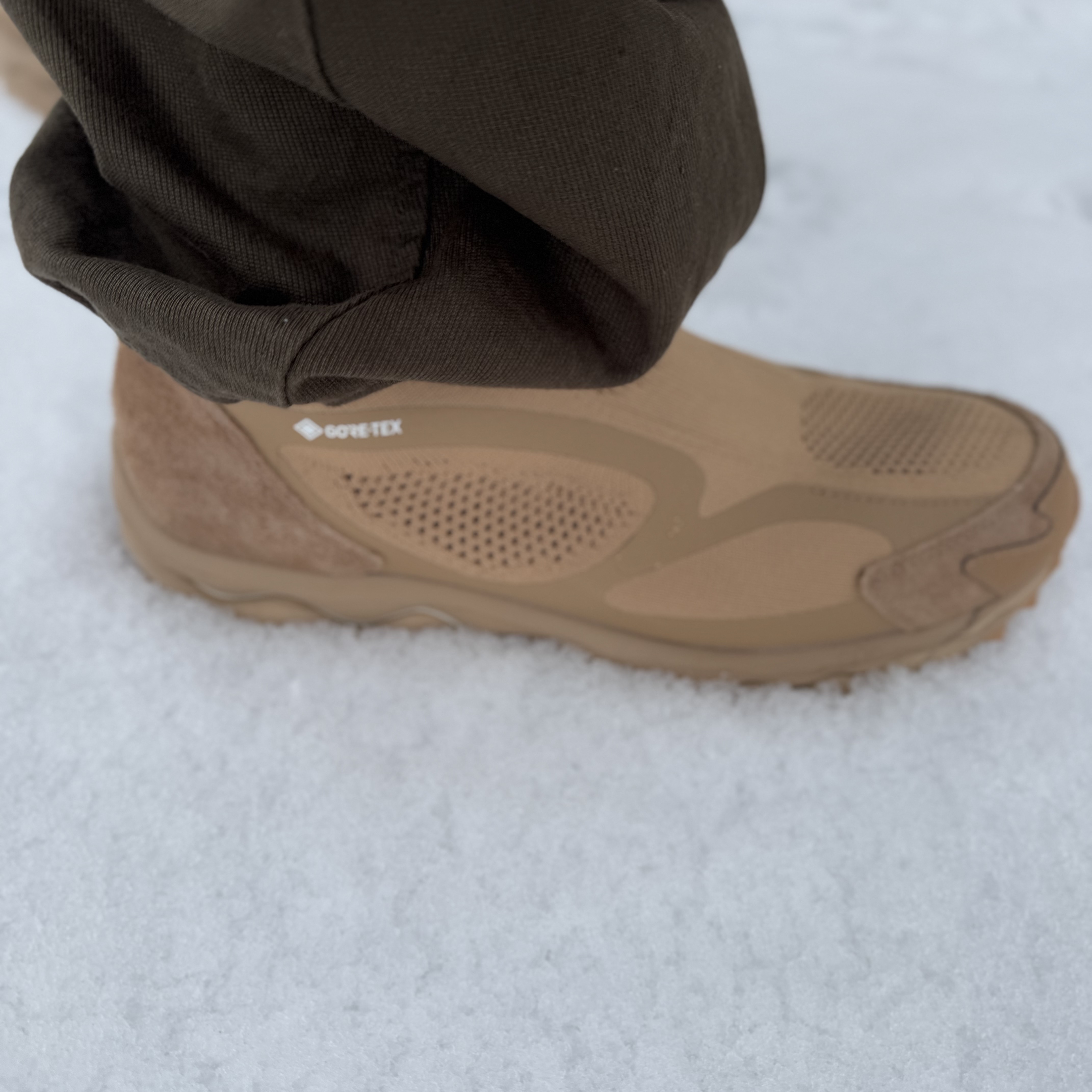 Mizuno Wave Mujin TL MID GTX nonnative Tiger's Eye White, (W) UGG Classic Clear Mini Boots Natural Black 착용 스타일 - 3