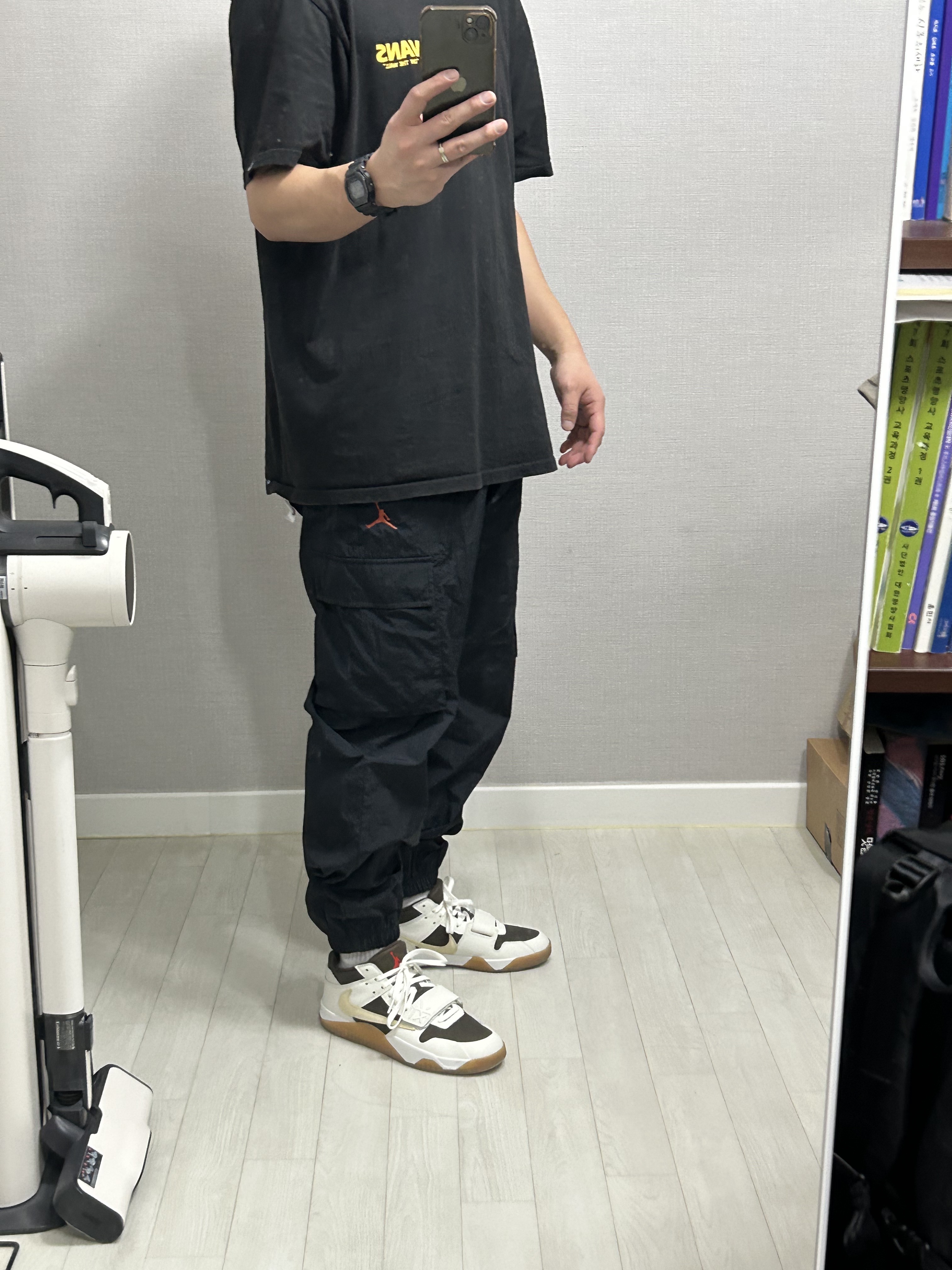 Jordan x Travis Scott Jumpman Jack TR Sail and Dark Mocha 착용 스타일 - 6