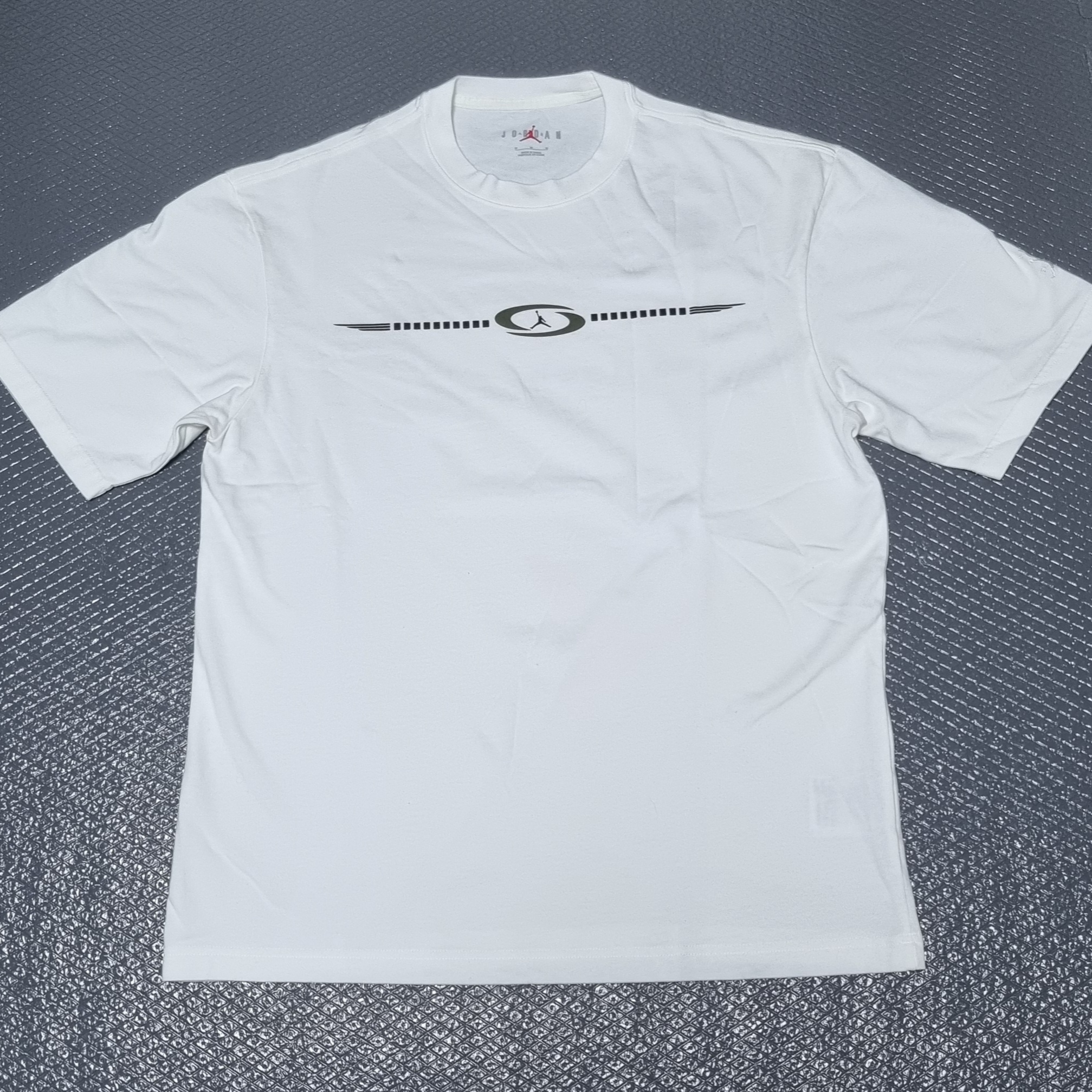 Jordan x Travis Scott T-Shirts Sail (DZ5510-133) 착용 스타일 - 1