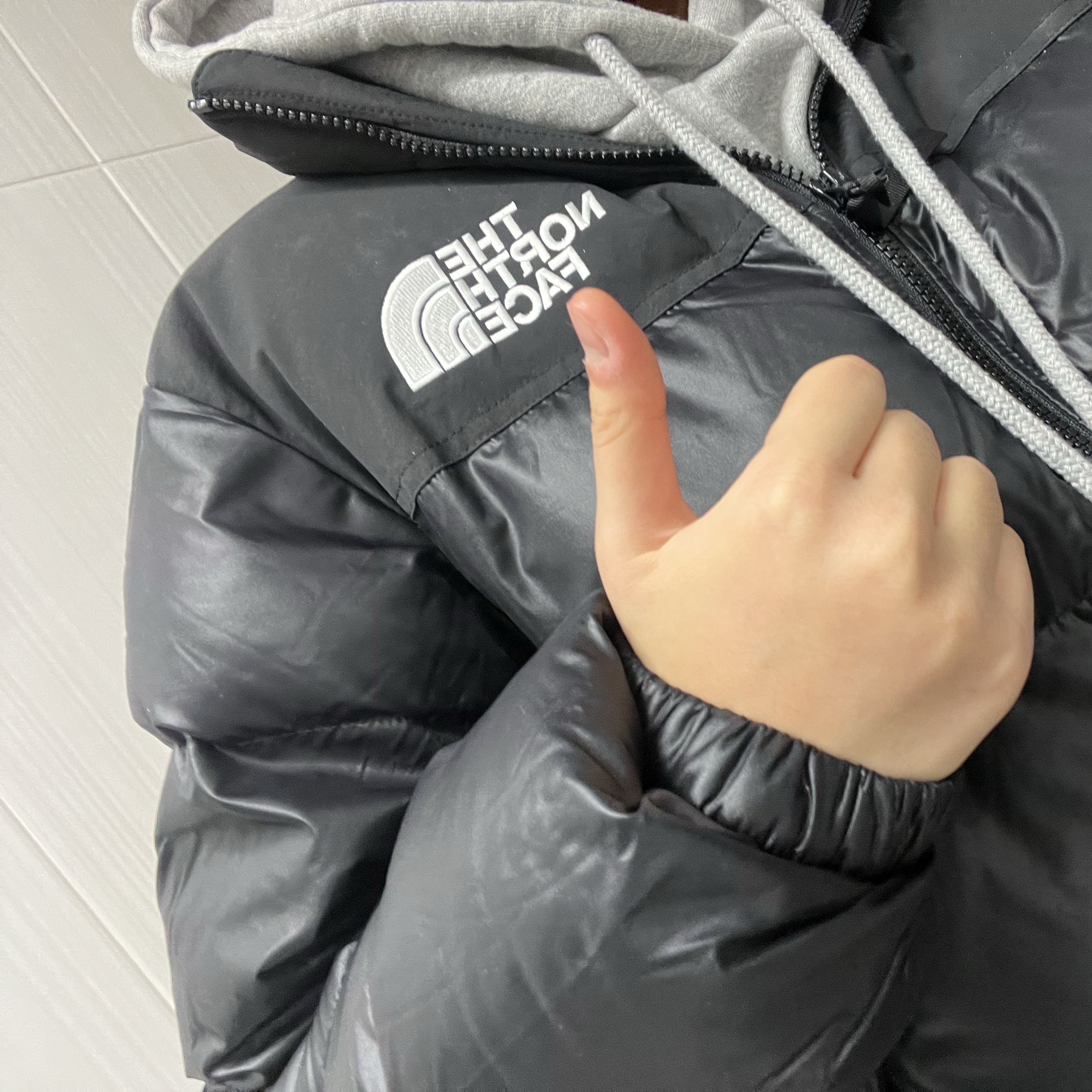 The North Face On Ball Jacket Black 착용 스타일 - 1