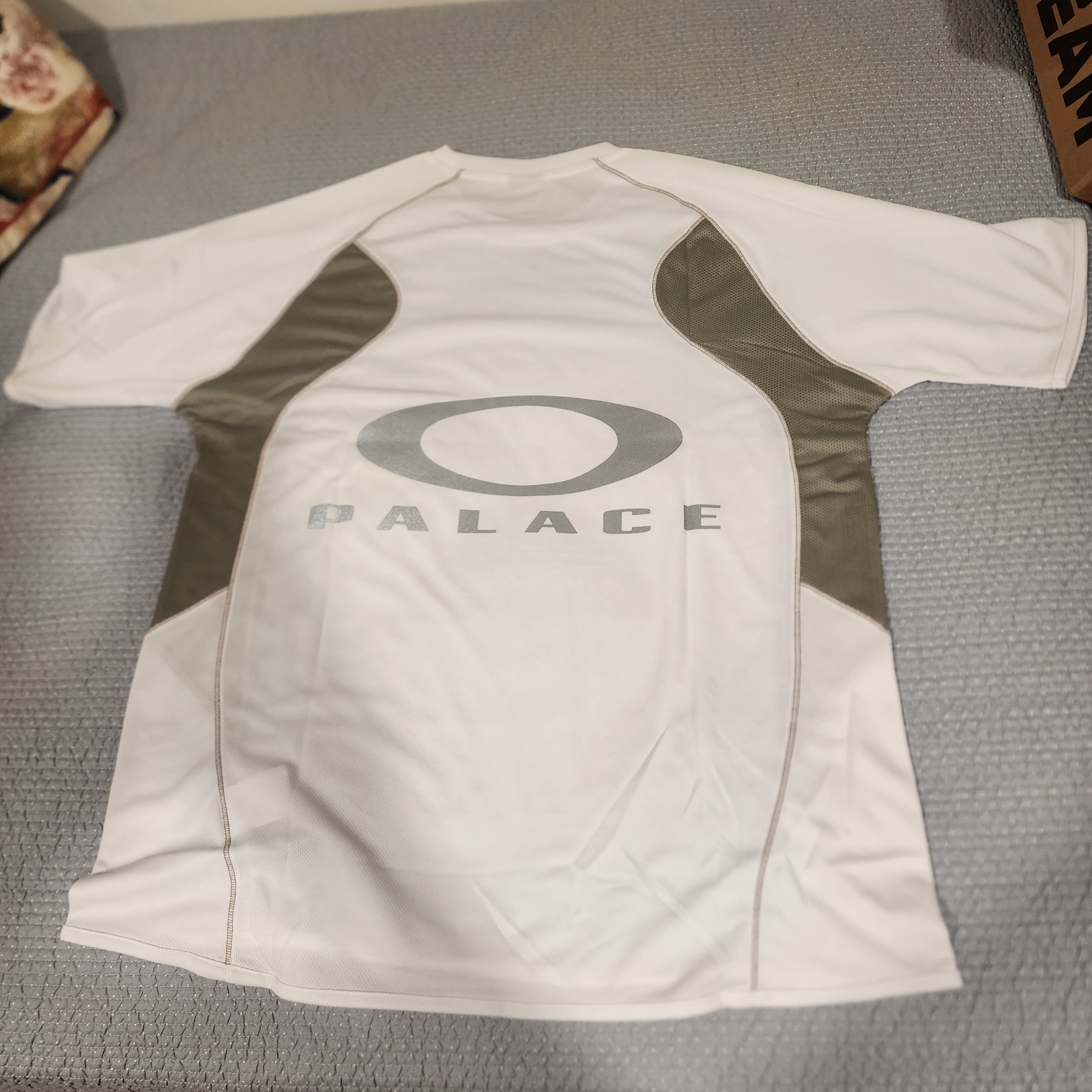 Palace x Oakley Tech Jersey White - 24FW 착용 스타일 - 3
