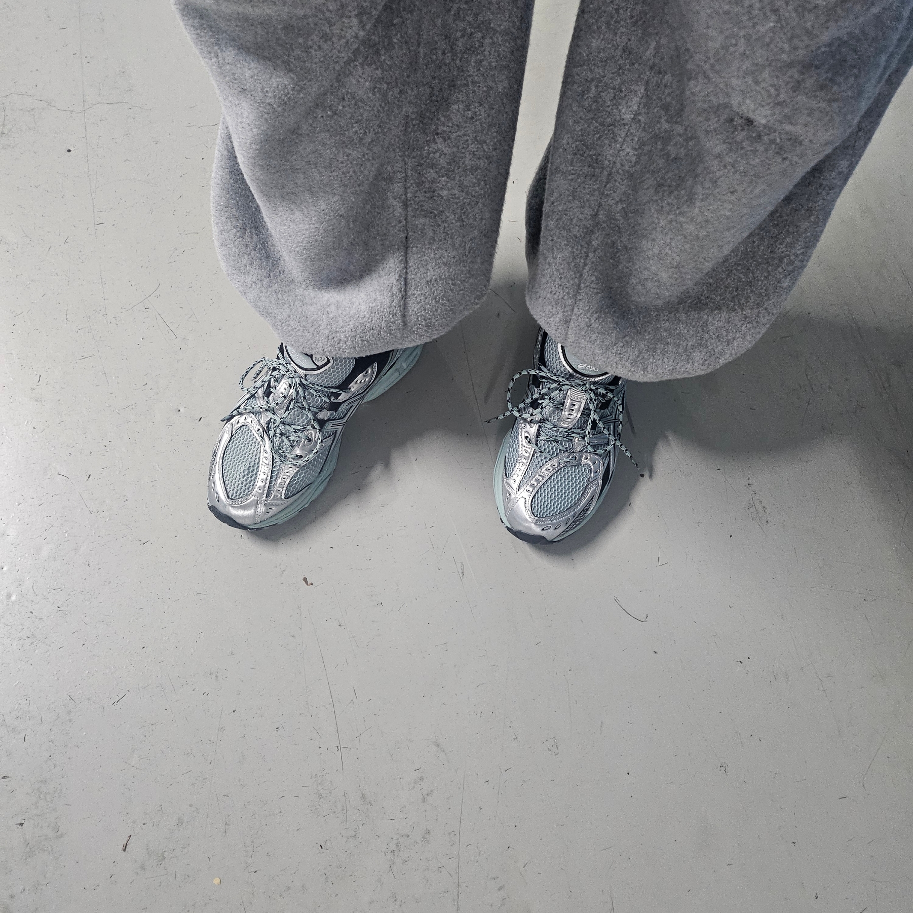 Asics Gel-Nimbus 10.1 Piedmont Grey Pure Silver 착용 스타일 - 3