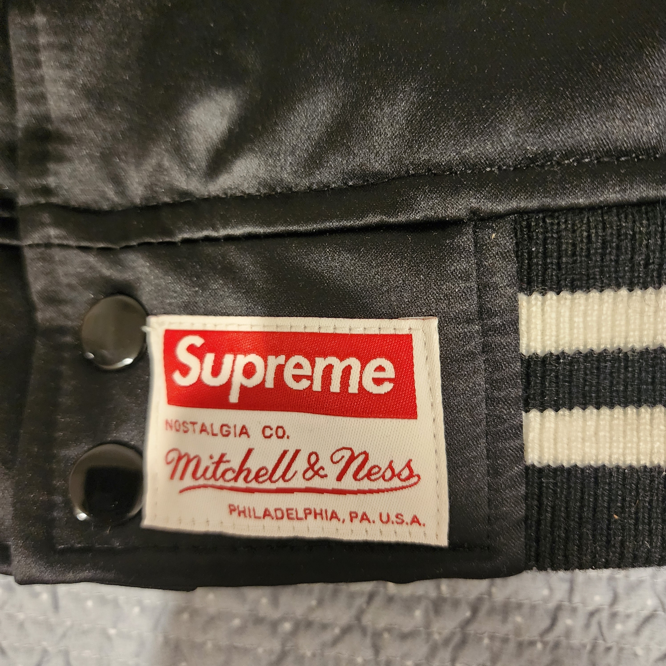Supreme Mitchell & Ness Satin Varsity Jacket Black - 24FW 착용 스타일 - 2