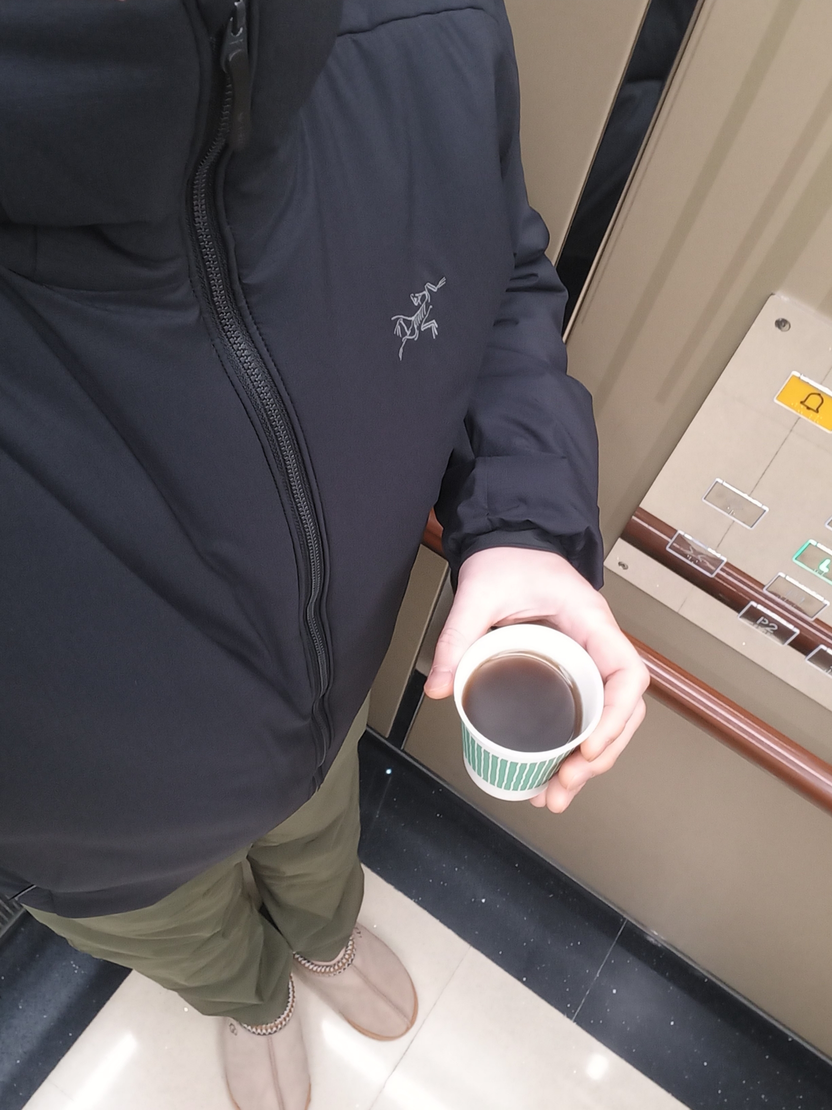 Arc'teryx Atom Heavyweight Hoody Black, UGG Tasman Slipper Chestnut 착용 스타일 - 1