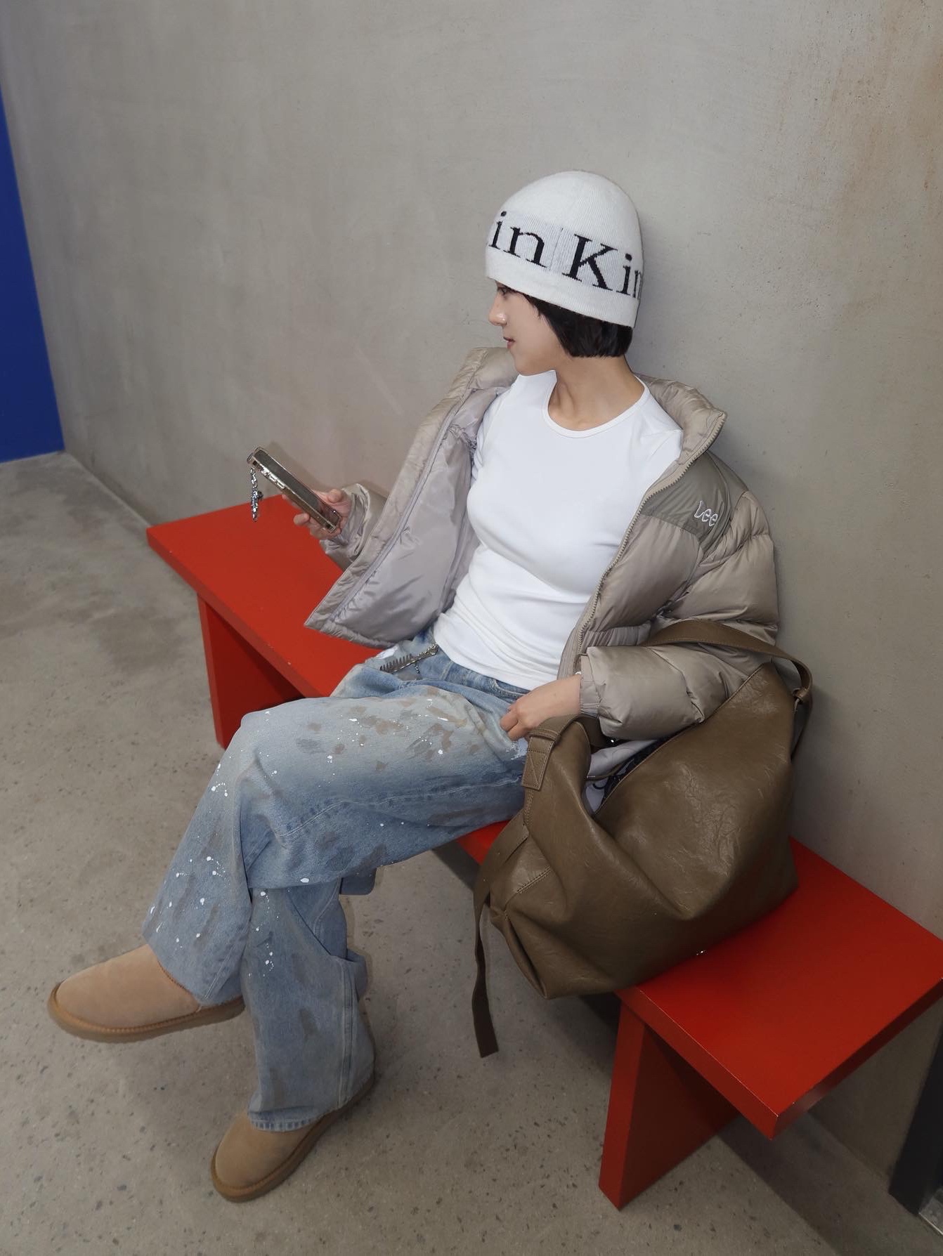 Matin Kim Logo Jacquard Short Beanie White 착용 스타일