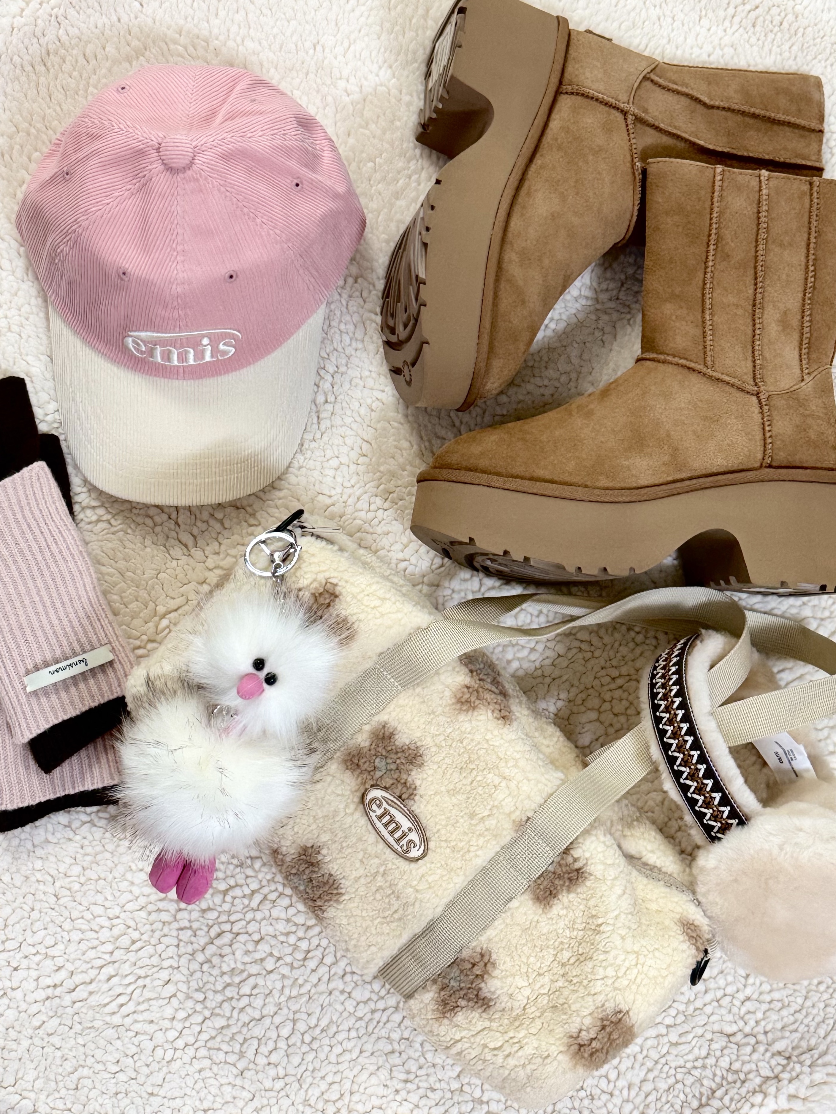 Emis Flower Boucle Crossed Body Bag Cream, Emis Corduroy Two Tone Ball Cap Light Pink 착용 스타일 - 1