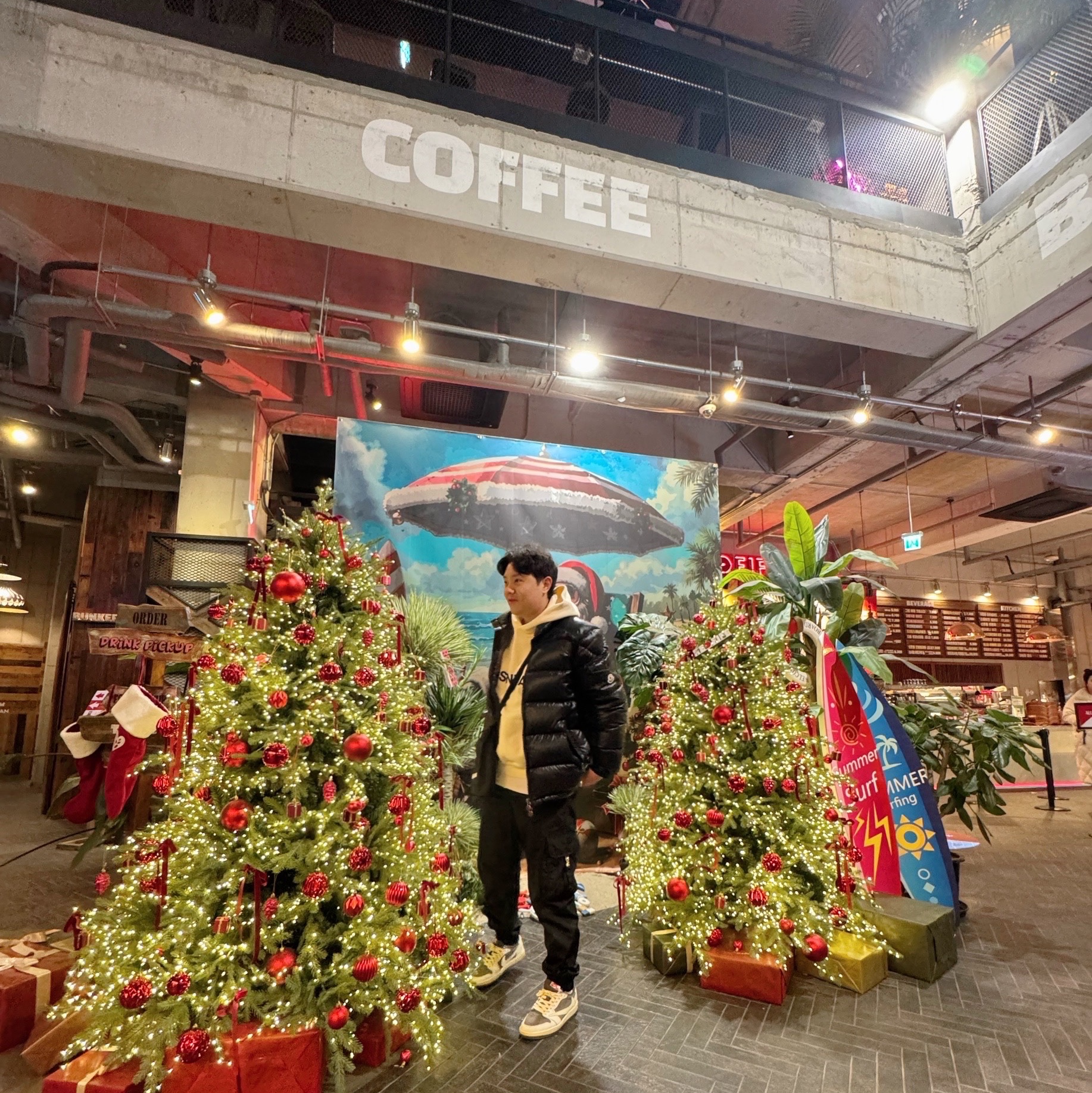 Prada Re-Nylon Pants Black, Jordan 1 x Travis Scott Retro Low OG SP Sail and Ridgerock 착용 스타일 - 3