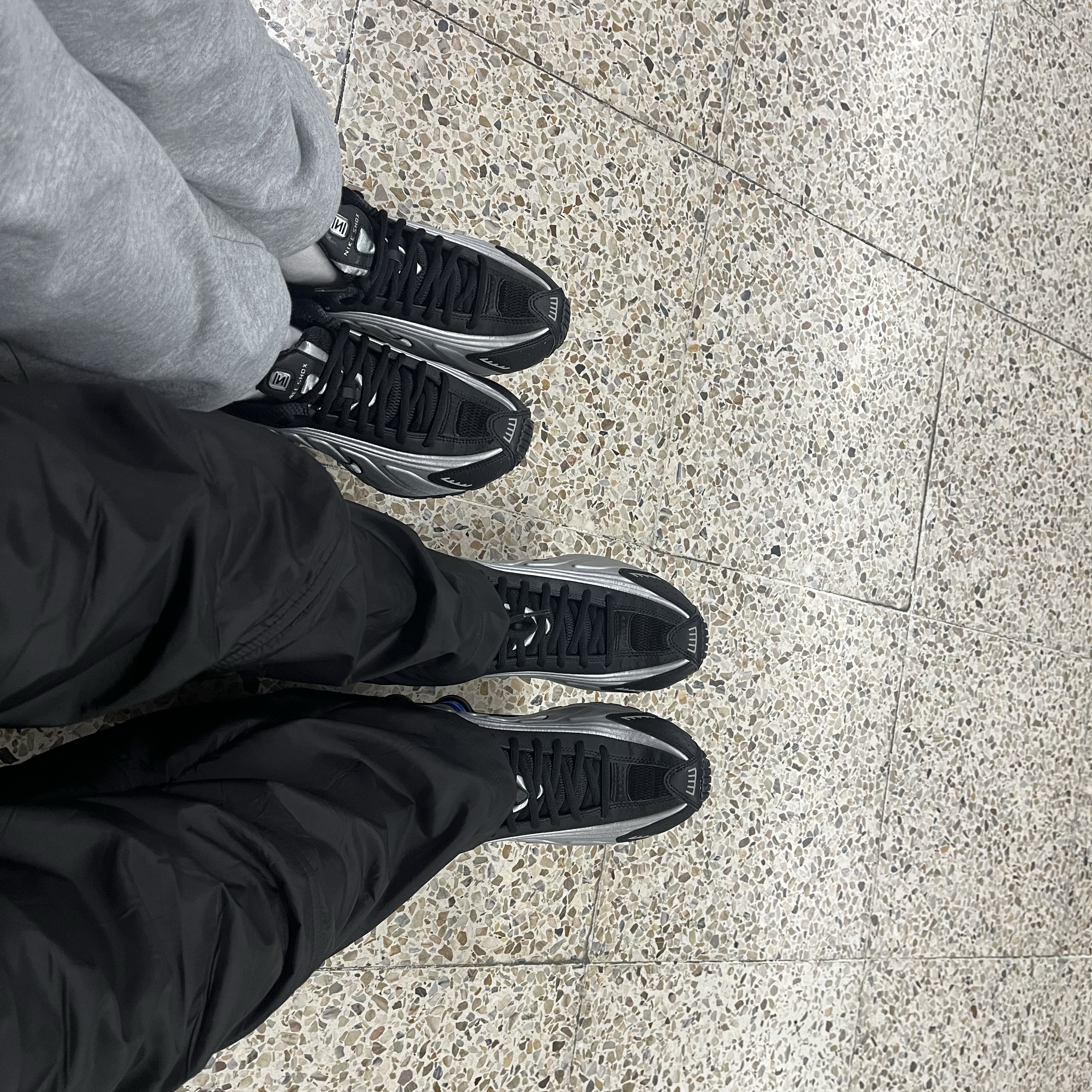 (W) Nike Shox R4 Metallic Silver and Black 착용 스타일