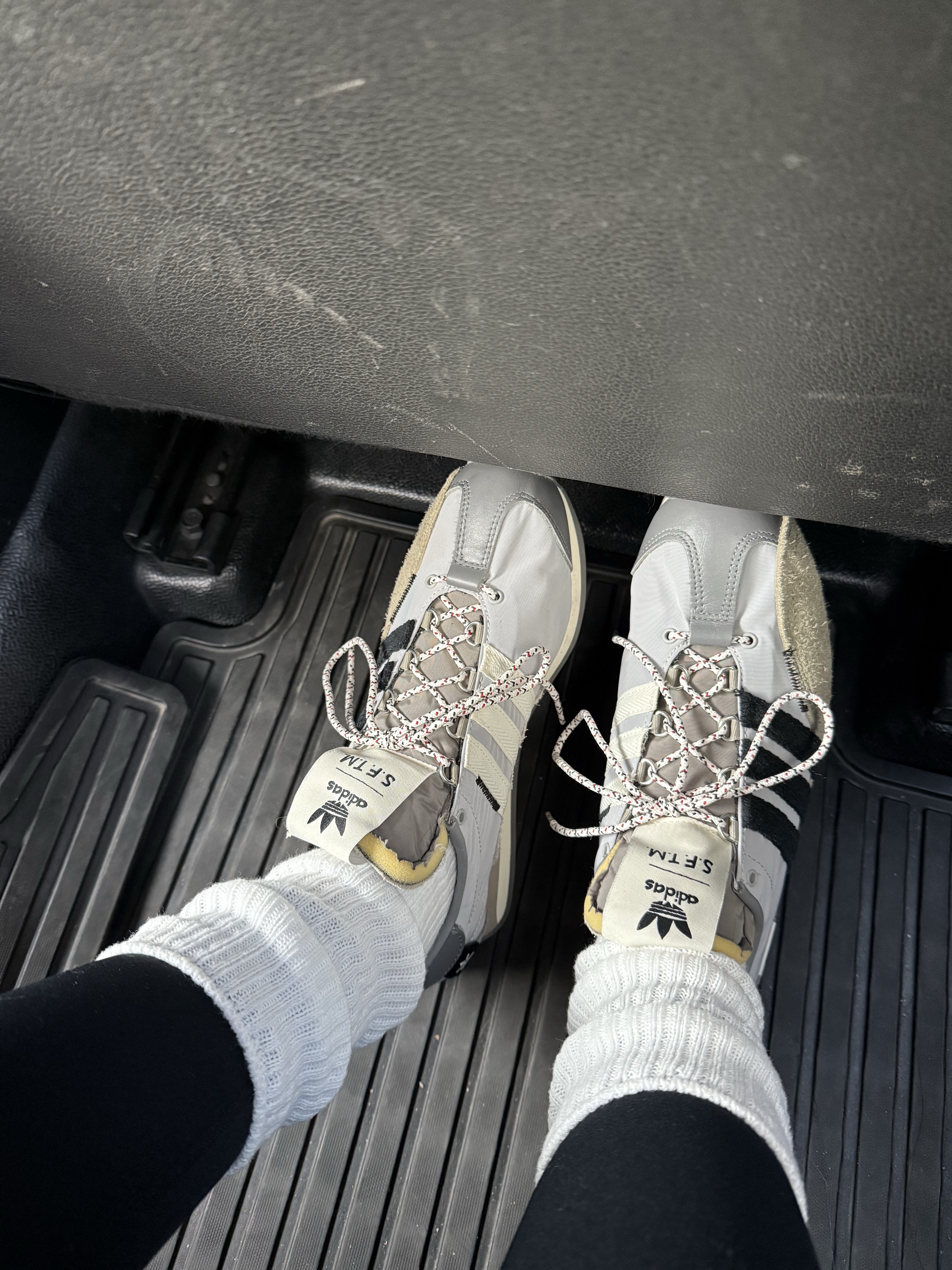 Adidas x Song for the Mute Country OG Grey Two Core Black 착용 스타일