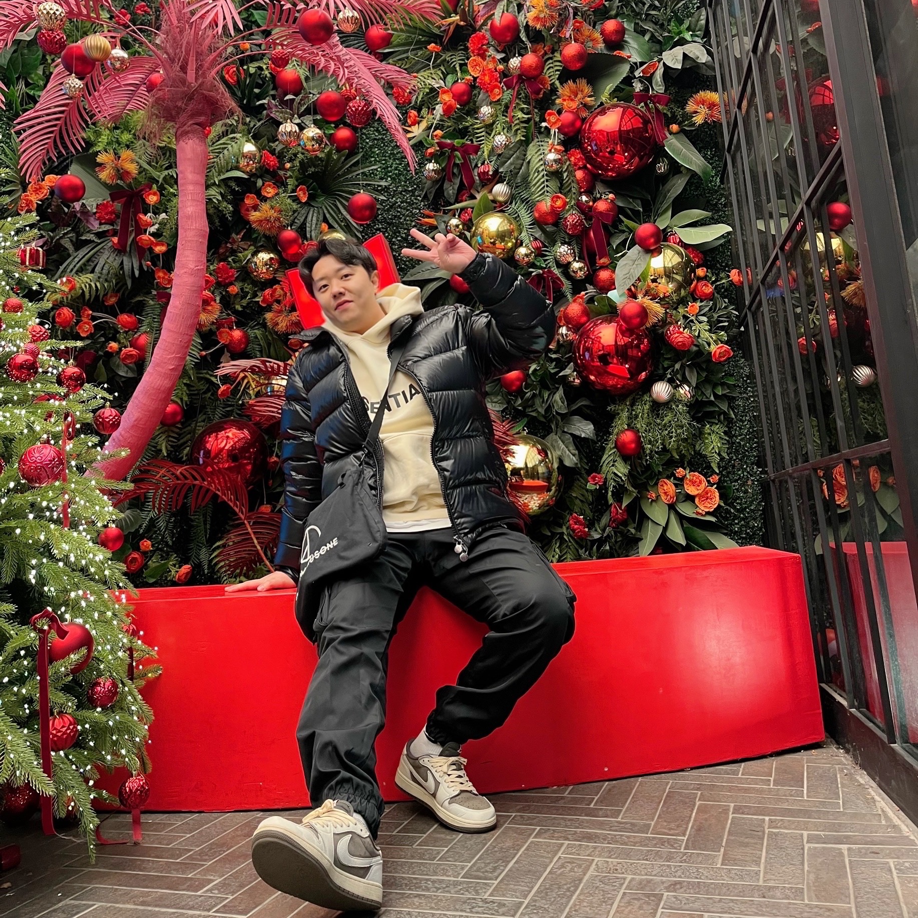 Prada Re-Nylon Pants Black, Jordan 1 x Travis Scott Retro Low OG SP Sail and Ridgerock 착용 스타일 - 2
