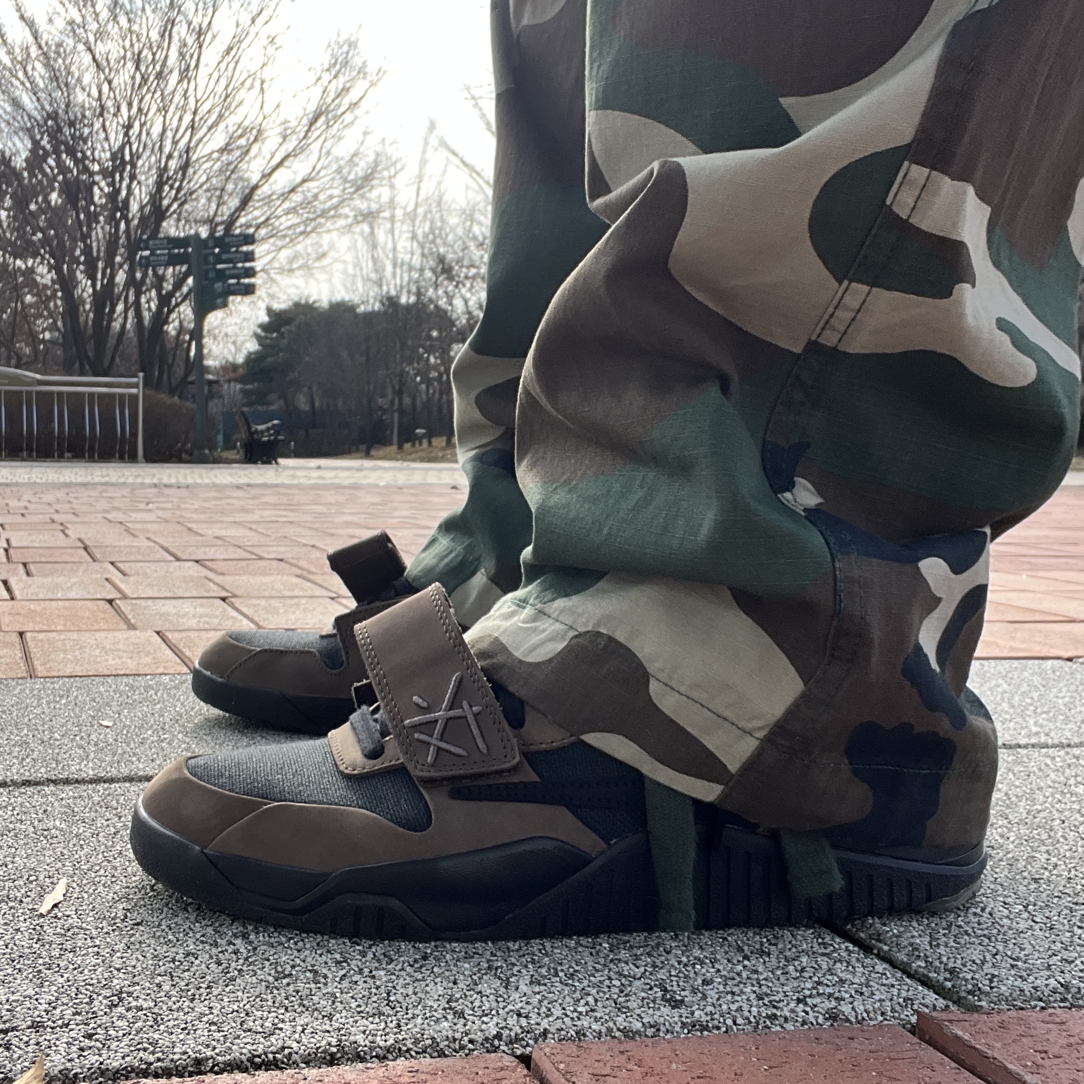 Jordan x Travis Scott Jumpman Jack TR Black and Dark Mocha 착용 스타일 - 5