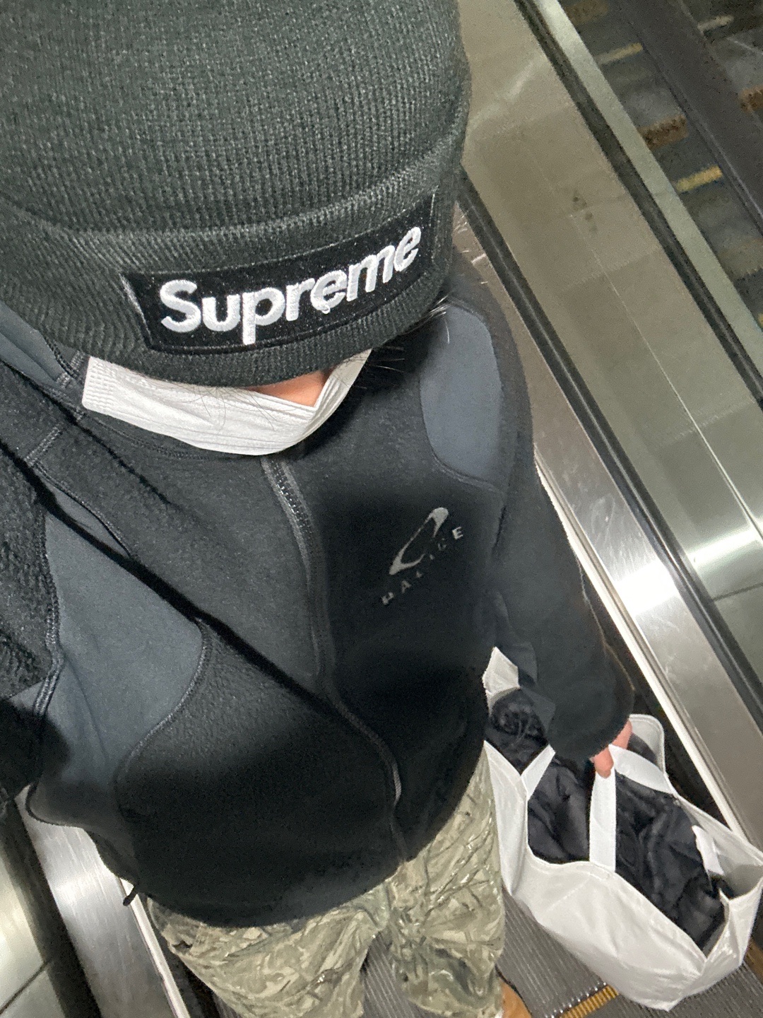 Supreme New Era Box Logo Beanie Black - 24FW, Palace x Oakley Fleece Black - 24FW 착용 스타일